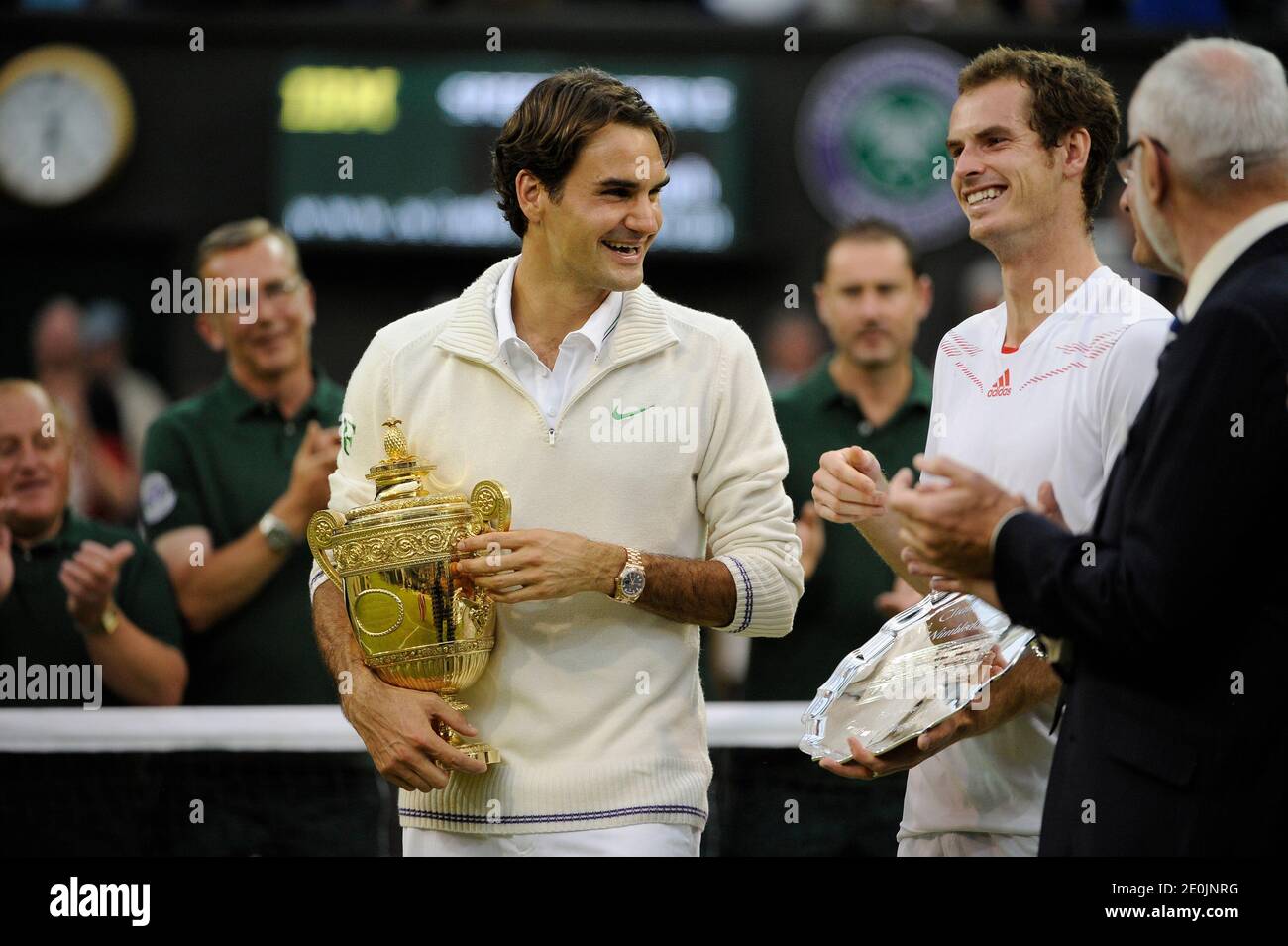 Il svizzero Roger Federer sconfigge, 4-6, 7-5, 6-3, 6-4, Andy Murray della  Gran Bretagna nella loro finale maschile durante il tredici dei Campionati Wimbledon  2012 presso l'All England Lawn Tennis Club di