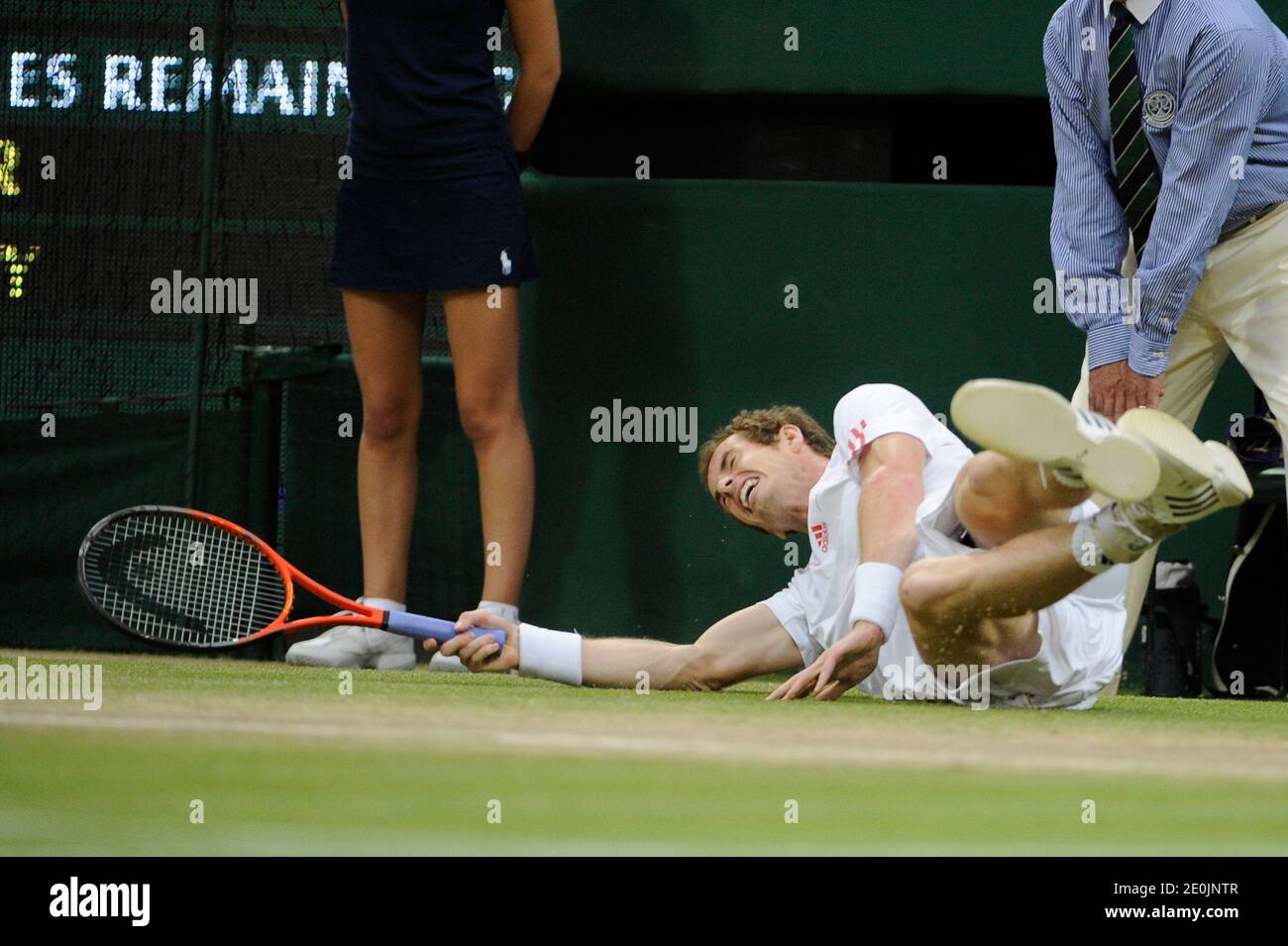 Andy Murray della Gran Bretagna sconfigge Roger Federer, 4-6, 7-5, 6-3, 6-4, nella loro finale maschile durante il tredici° giorno dei Campionati Wimbledon 2012 presso l'All England Lawn Tennis Club di Wimbledon a Londra, Regno Unito, l'8 luglio 2012. Foto di Corinne Dubreuikl/ABACAPRESS.COM Foto Stock