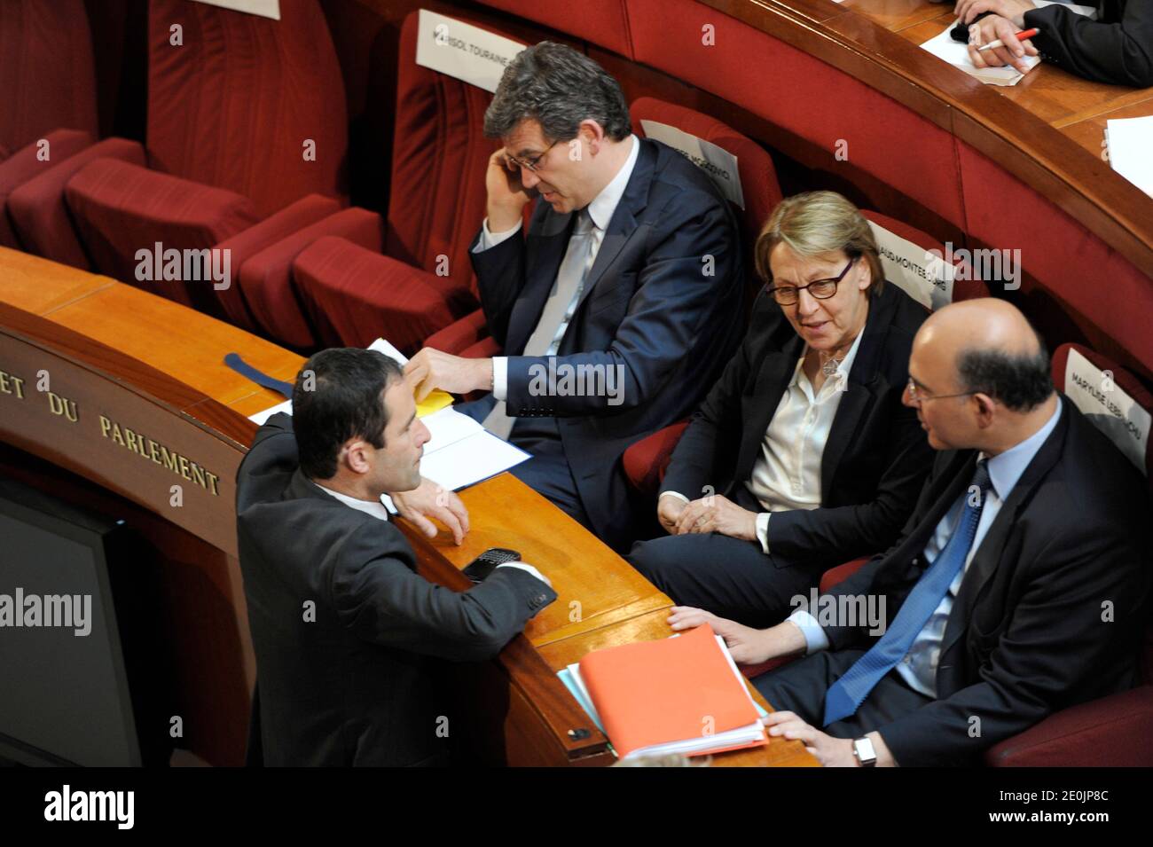 Il ministro francese per la ripresa industriale Arnaud Montebourg e il ministro della riforma dello Stato, del decentramento e della pubblica amministrazione Marylise Lebranchu, il ministro dell'Economia e delle Finanze Pierre Moscovici e il ministro minore dell'Economia sociale e solidale Benoit Hamon hanno partecipato, il 9 luglio, a una conferenza sociale con i sindacati e i datori di lavoro presso la sede del consiglio CESE a Parigi; 2012. Foto di Laurent Chamussy/piscina/ABACAPRESS.COM Foto Stock