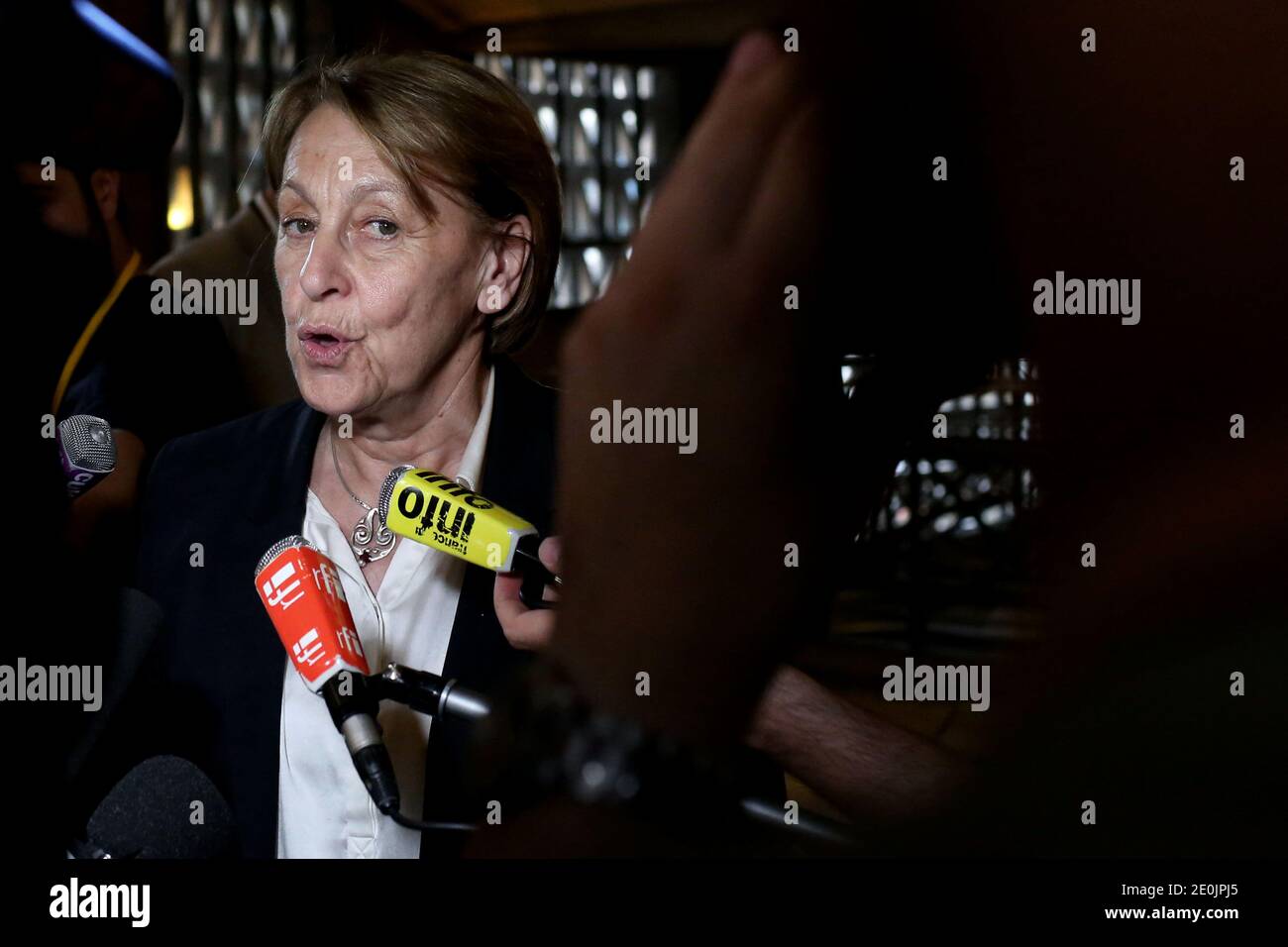 Riforma dello Stato francese, decentramento e amministrazione pubblica il Ministro Marylise Lebranchu risponde ai medias durante una conferenza sociale con sindacati e datori di lavoro, presso la sede del consiglio CESE, a Parigi, in Francia, il 9 luglio 2012. Foto di Stephane Lemouton/ABACAPRESS.COM Foto Stock