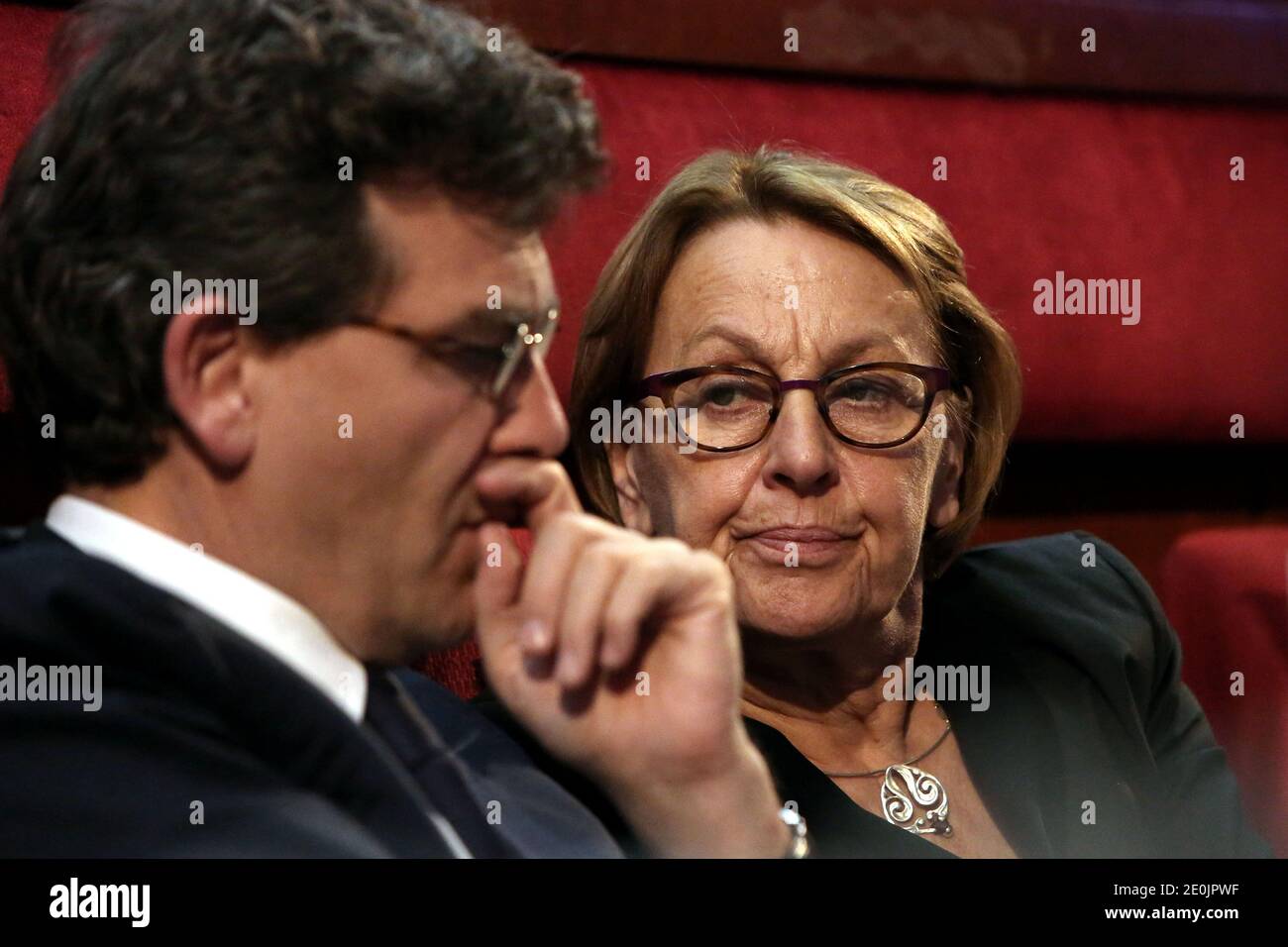 Il Ministro francese per la ripresa industriale Arnaud Montebourg e il Ministro della riforma dello Stato, del decentramento e della pubblica amministrazione, Marylise Lebranchu, hanno partecipato il 10 luglio 2012 ad una conferenza sociale con sindacati e datori di lavoro presso la sede del consiglio CESE a Parigi. Foto di Stephane Lemouton/ABACAPRESS.COM Foto Stock