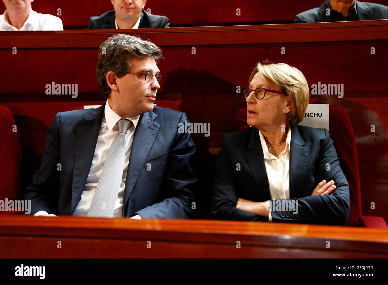 Il ministro francese per la ripresa industriale Arnaud Montebourg e il ministro della riforma dello Stato, del decentramento e della pubblica amministrazione Marylise Lebranchu sono stati illustrati durante una conferenza sociale con i sindacati e i datori di lavoro presso la sede del consiglio CESE a Parigi, Francia, il 9 luglio 2012. Foto di Ludovic/piscina/ABACAPRESS.COM Foto Stock
