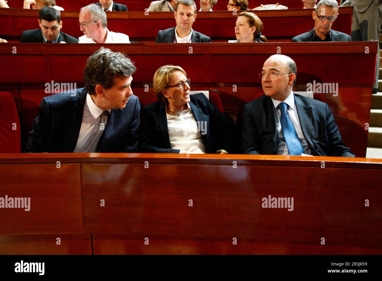 Il ministro francese per la ripresa industriale Arnaud Montebourg, il ministro francese per la riforma dello Stato, il decentramento e la pubblica amministrazione Marylise Lebranchu, il ministro dell'Economia e delle Finanze Pierre Moscovici, sono stati raffigurati durante una conferenza sociale con sindacati e datori di lavoro presso la sede del consiglio CESE a Parigi, in Francia, il 9 luglio 2012. Foto di Ludovic/piscina/ABACAPRESS.COM Foto Stock