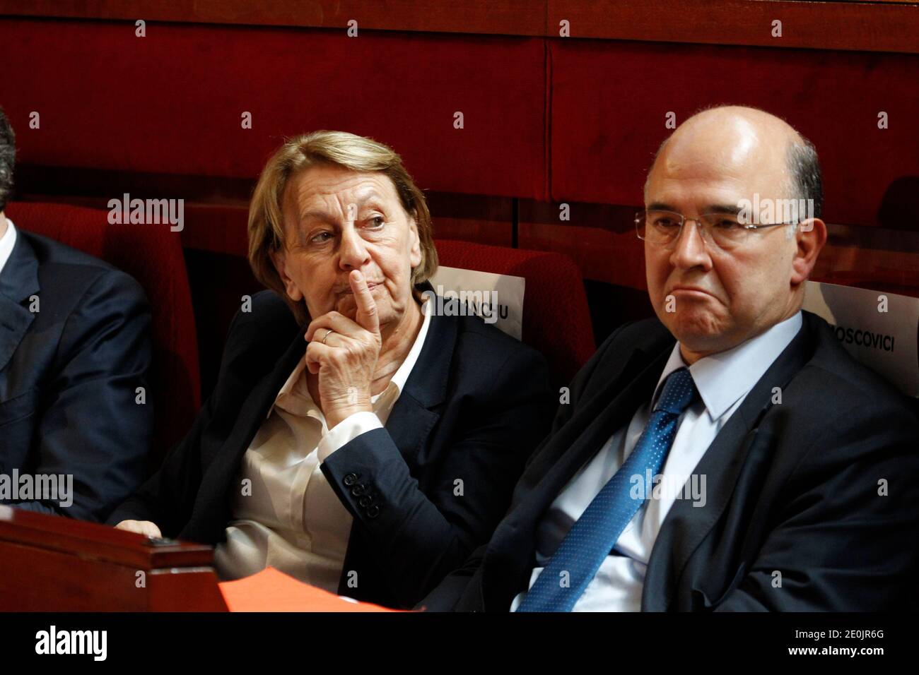 Il Ministro francese per la riforma dello Stato, il decentramento e la pubblica amministrazione, Marylise Lebranchu, e il Ministro dell'Economia e delle Finanze Pierre Moscovici, sono stati illustrati durante una conferenza sociale con i sindacati e i datori di lavoro presso la sede centrale del consiglio CESE a Parigi, Francia, il 9 luglio 2012. Foto di Ludovic/piscina/ABACAPRESS.COM Foto Stock