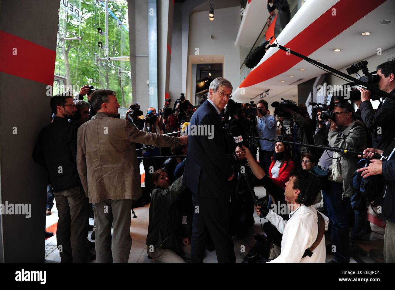 Philippe Varin, CEO di PSA Peugeot Citroen, risponde ai media dopo una conferenza stampa per annunciare il drastico piano di ristrutturazione del costruttore francese, presso la sede di Peugeot S.A. a Parigi, in Francia, il 12 luglio 2012. Il piano di riduzione dei costi include la chiusura dell'iconico sito di produzione di Peugeot-Citroen ad Aulnay-sous-Bois e 8,000 tagli di posti di lavoro in Francia a seguito delle vendite di immersioni nell'Europa meridionale colpita dalla crisi. Foto di Mousse/ABACAPRESS.COM Foto Stock