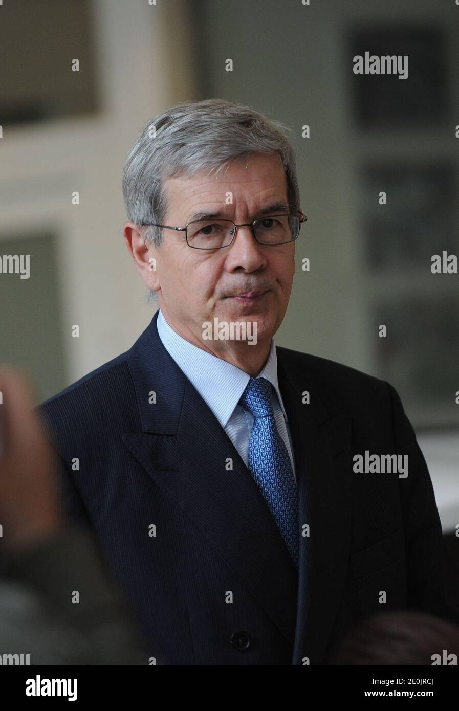 Philippe Varin, CEO di PSA Peugeot Citroen, risponde ai media dopo una conferenza stampa per annunciare il drastico piano di ristrutturazione del costruttore francese, presso la sede di Peugeot S.A. a Parigi, in Francia, il 12 luglio 2012. Il piano di riduzione dei costi include la chiusura dell'iconico sito di produzione di Peugeot-Citroen ad Aulnay-sous-Bois e 8,000 tagli di posti di lavoro in Francia a seguito delle vendite di immersioni nell'Europa meridionale colpita dalla crisi. Foto di Mousse/ABACAPRESS.COM Foto Stock