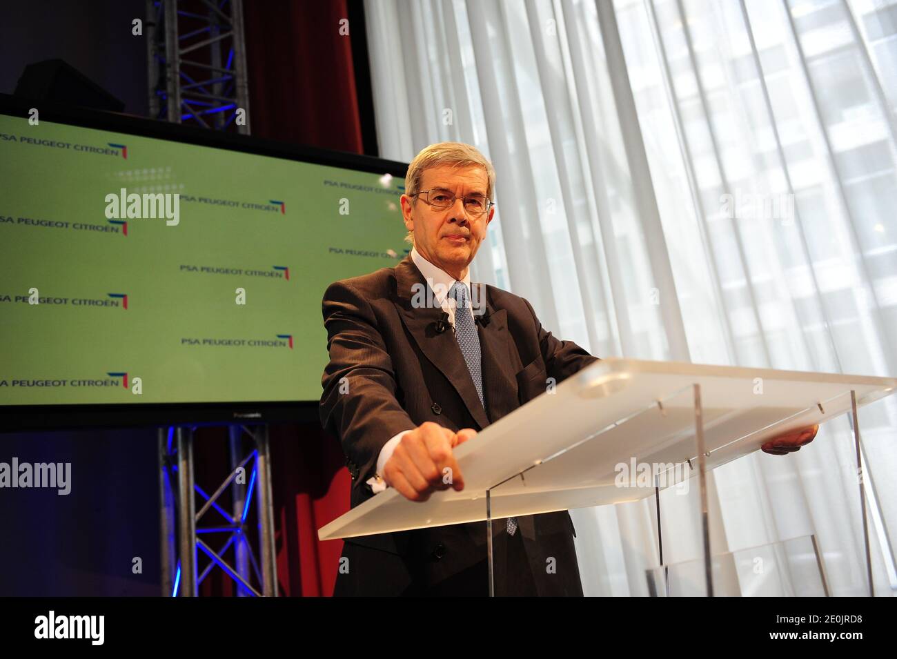 Philippe Varin, CEO di PSA Peugeot Citroen, si rivolge ai media per annunciare il drastico piano di ristrutturazione del costruttore francese, durante una conferenza stampa tenutasi presso la sede centrale di Peugeot S.A. a Parigi, in Francia, il 12 luglio 2012. Il piano di riduzione dei costi include la chiusura dell'iconico sito di produzione di Peugeot-Citroen ad Aulnay-sous-Bois e 8,000 tagli di posti di lavoro in Francia a seguito delle vendite di immersioni nell'Europa meridionale colpita dalla crisi. Foto di Mousse/ABACAPRESS.COM Foto Stock