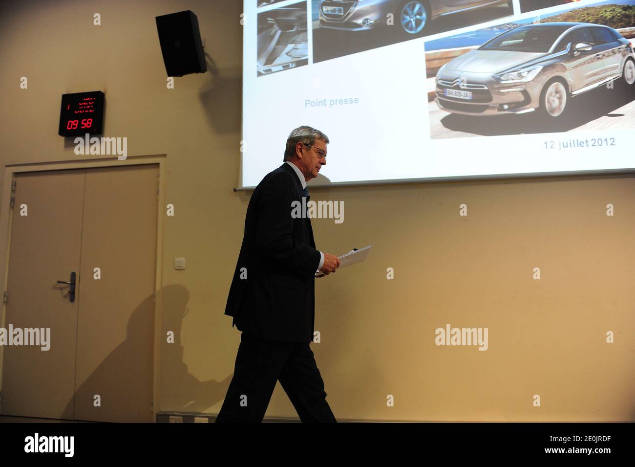 Philippe Varin, CEO di PSA Peugeot Citroen, arriva per una conferenza stampa per annunciare il drastico piano di ristrutturazione del costruttore francese, presso la sede centrale di Peugeot S.A. a Parigi, in Francia, il 12 luglio 2012. Il piano di riduzione dei costi include la chiusura dell'iconico sito di produzione di Peugeot-Citroen ad Aulnay-sous-Bois e 8,000 tagli di posti di lavoro in Francia a seguito delle vendite di immersioni nell'Europa meridionale colpita dalla crisi. Foto di Mousse/ABACAPRESS.COM Foto Stock