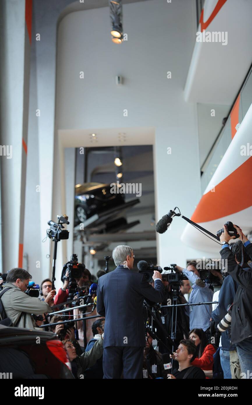 Philippe Varin, CEO di PSA Peugeot Citroen, risponde ai media dopo una conferenza stampa per annunciare il drastico piano di ristrutturazione del costruttore francese, presso la sede di Peugeot S.A. a Parigi, in Francia, il 12 luglio 2012. Il piano di riduzione dei costi include la chiusura dell'iconico sito di produzione di Peugeot-Citroen ad Aulnay-sous-Bois e 8,000 tagli di posti di lavoro in Francia a seguito delle vendite di immersioni nell'Europa meridionale colpita dalla crisi. Foto di Mousse/ABACAPRESS.COM Foto Stock