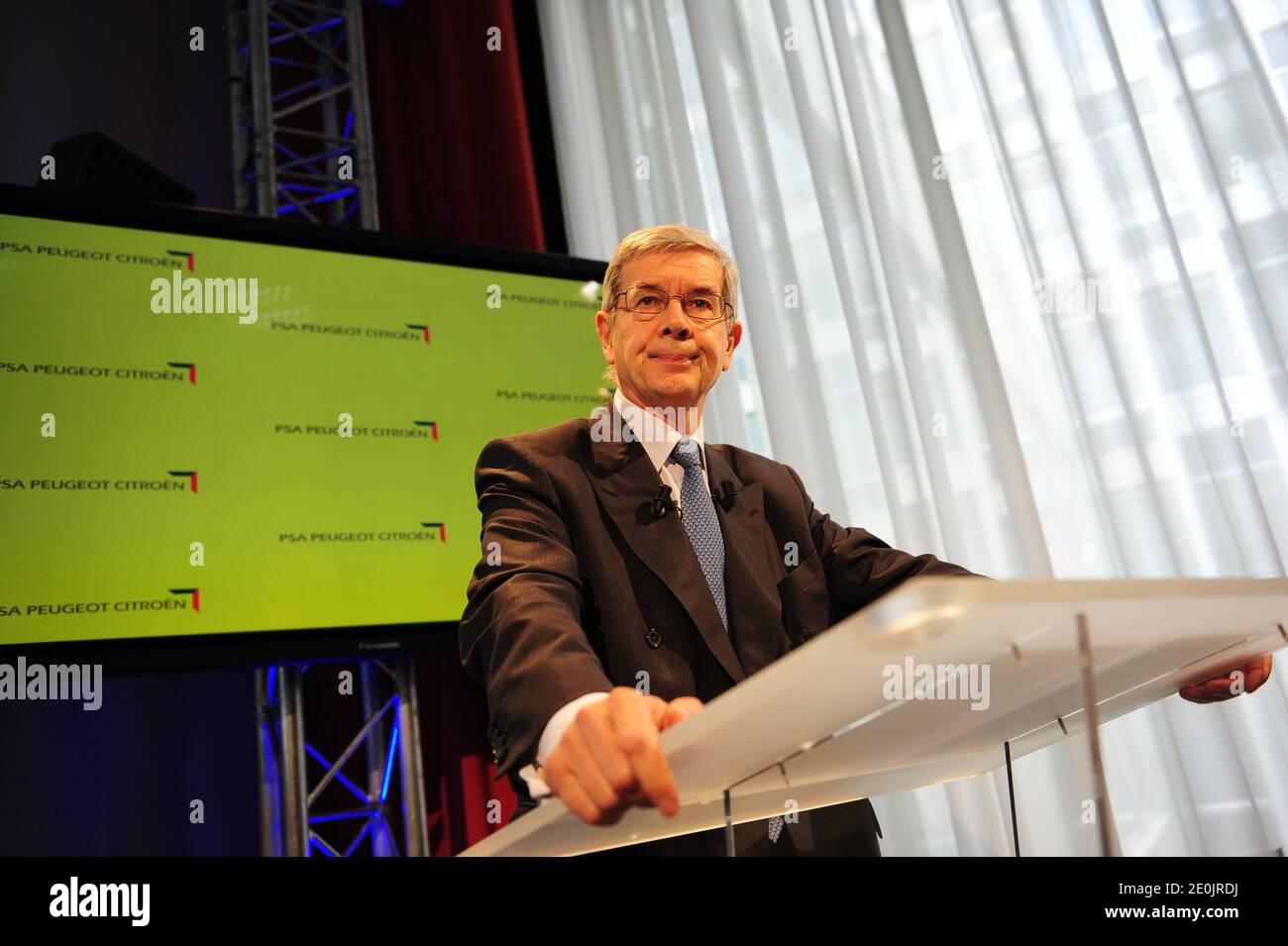 Philippe Varin, CEO di PSA Peugeot Citroen, si rivolge ai media per annunciare il drastico piano di ristrutturazione del costruttore francese, durante una conferenza stampa tenutasi presso la sede centrale di Peugeot S.A. a Parigi, in Francia, il 12 luglio 2012. Il piano di riduzione dei costi include la chiusura dell'iconico sito di produzione di Peugeot-Citroen ad Aulnay-sous-Bois e 8,000 tagli di posti di lavoro in Francia a seguito delle vendite di immersioni nell'Europa meridionale colpita dalla crisi. Foto di Mousse/ABACAPRESS.COM Foto Stock