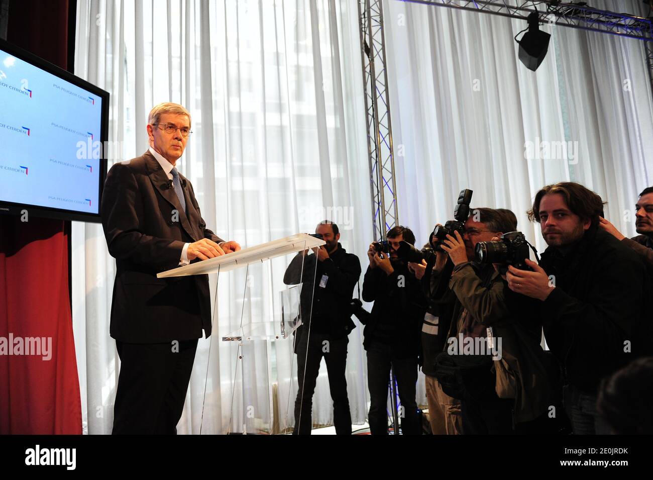 Philippe Varin, CEO di PSA Peugeot Citroen, si rivolge ai media per annunciare il drastico piano di ristrutturazione del costruttore francese, durante una conferenza stampa tenutasi presso la sede centrale di Peugeot S.A. a Parigi, in Francia, il 12 luglio 2012. Il piano di riduzione dei costi include la chiusura dell'iconico sito di produzione di Peugeot-Citroen ad Aulnay-sous-Bois e 8,000 tagli di posti di lavoro in Francia a seguito delle vendite di immersioni nell'Europa meridionale colpita dalla crisi. Foto di Mousse/ABACAPRESS.COM Foto Stock