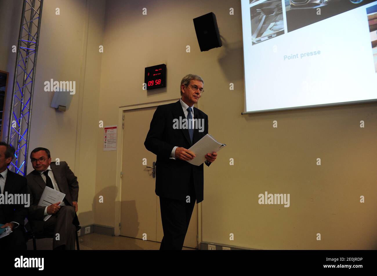 Philippe Varin, CEO di PSA Peugeot Citroen, arriva per una conferenza stampa per annunciare il drastico piano di ristrutturazione del costruttore francese, presso la sede centrale di Peugeot S.A. a Parigi, in Francia, il 12 luglio 2012. Il piano di riduzione dei costi include la chiusura dell'iconico sito di produzione di Peugeot-Citroen ad Aulnay-sous-Bois e 8,000 tagli di posti di lavoro in Francia a seguito delle vendite di immersioni nell'Europa meridionale colpita dalla crisi. Foto di Mousse/ABACAPRESS.COM Foto Stock