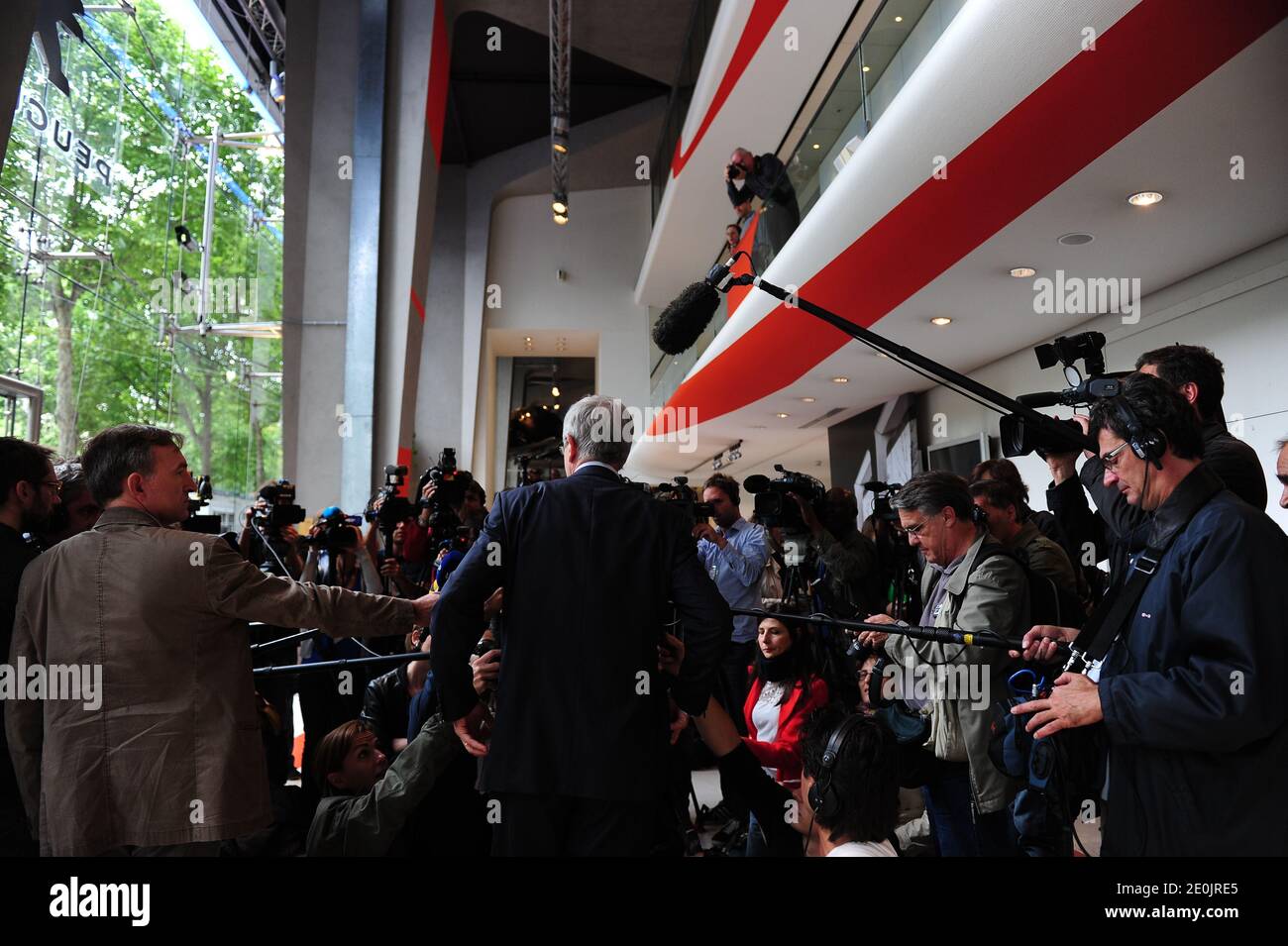 Philippe Varin, CEO di PSA Peugeot Citroen, risponde ai media dopo una conferenza stampa per annunciare il drastico piano di ristrutturazione del costruttore francese, presso la sede di Peugeot S.A. a Parigi, in Francia, il 12 luglio 2012. Il piano di riduzione dei costi include la chiusura dell'iconico sito di produzione di Peugeot-Citroen ad Aulnay-sous-Bois e 8,000 tagli di posti di lavoro in Francia a seguito delle vendite di immersioni nell'Europa meridionale colpita dalla crisi. Foto di Mousse/ABACAPRESS.COM Foto Stock