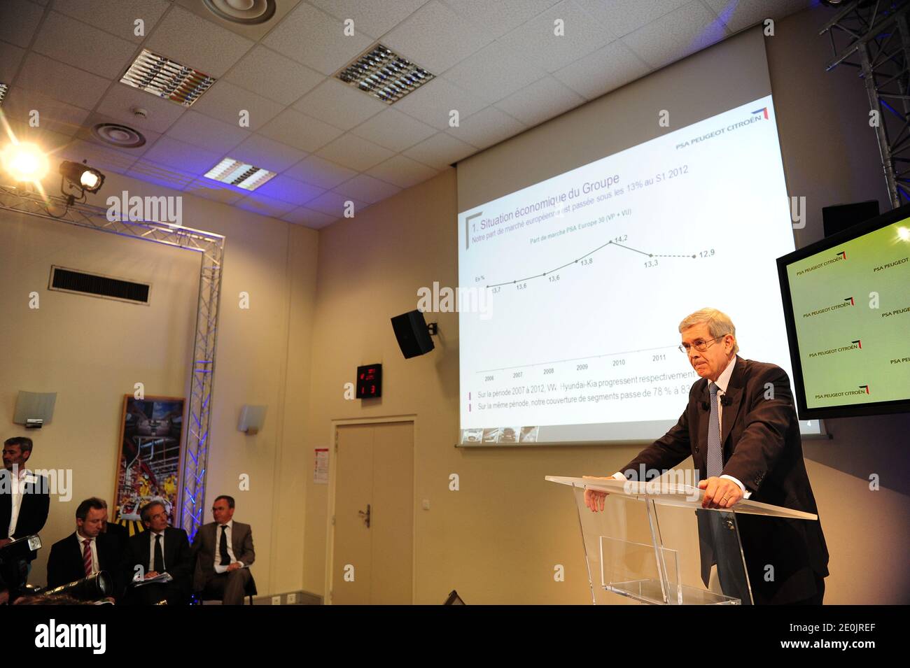 Philippe Varin, CEO di PSA Peugeot Citroen, si rivolge ai media per annunciare il drastico piano di ristrutturazione del costruttore francese, durante una conferenza stampa tenutasi presso la sede centrale di Peugeot S.A. a Parigi, in Francia, il 12 luglio 2012. Il piano di riduzione dei costi include la chiusura dell'iconico sito di produzione di Peugeot-Citroen ad Aulnay-sous-Bois e 8,000 tagli di posti di lavoro in Francia a seguito delle vendite di immersioni nell'Europa meridionale colpita dalla crisi. Foto di Mousse/ABACAPRESS.COM Foto Stock