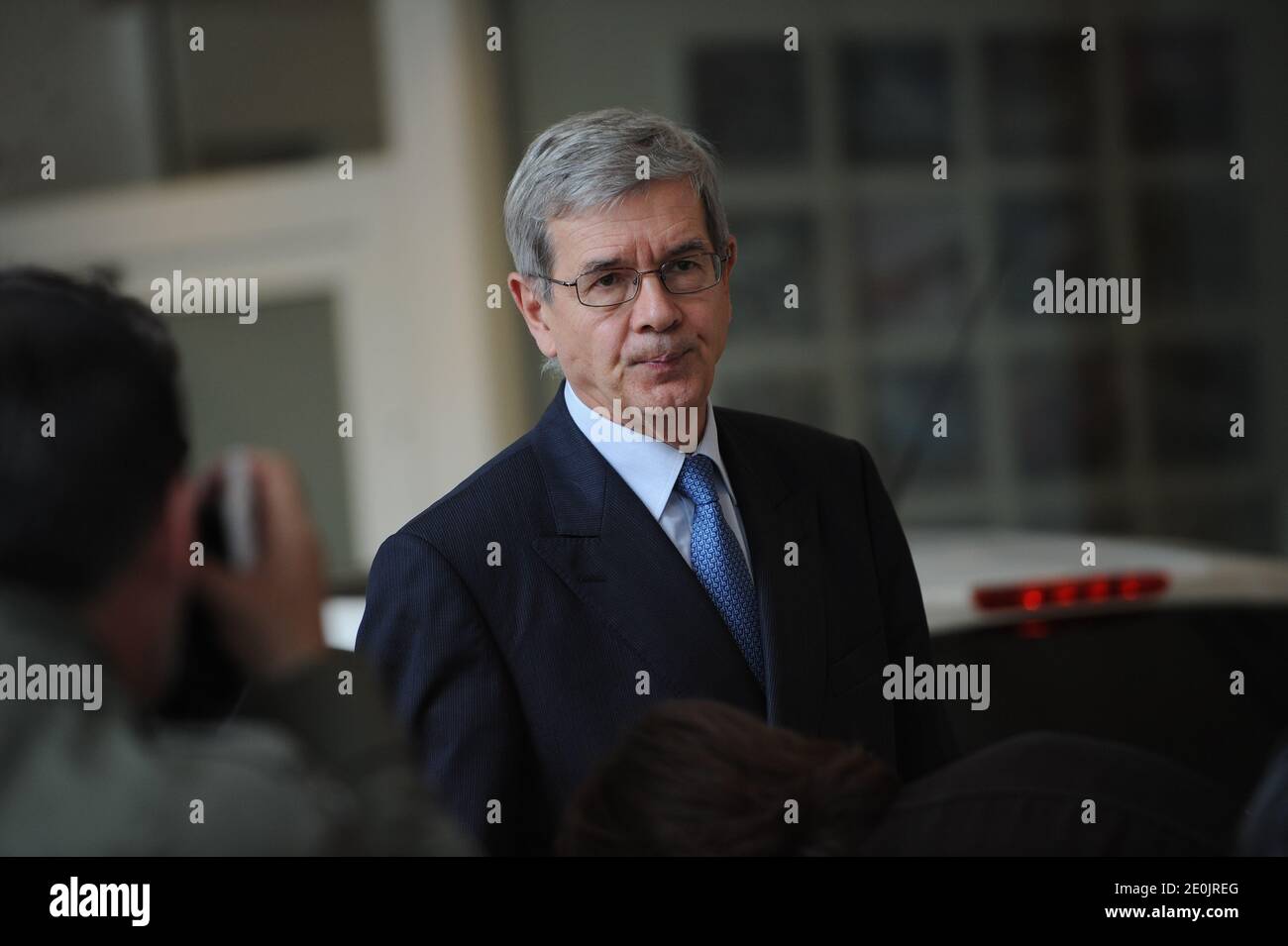 Philippe Varin, CEO di PSA Peugeot Citroen, risponde ai media dopo una conferenza stampa per annunciare il drastico piano di ristrutturazione del costruttore francese, presso la sede di Peugeot S.A. a Parigi, in Francia, il 12 luglio 2012. Il piano di riduzione dei costi include la chiusura dell'iconico sito di produzione di Peugeot-Citroen ad Aulnay-sous-Bois e 8,000 tagli di posti di lavoro in Francia a seguito delle vendite di immersioni nell'Europa meridionale colpita dalla crisi. Foto di Mousse/ABACAPRESS.COM Foto Stock