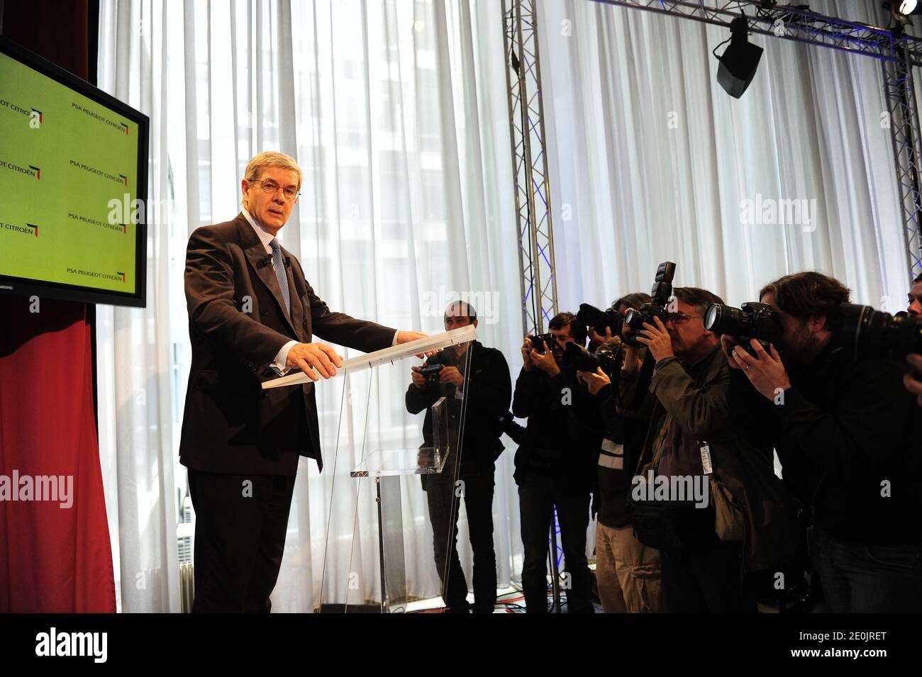 Philippe Varin, CEO di PSA Peugeot Citroen, si rivolge ai media per annunciare il drastico piano di ristrutturazione del costruttore francese, durante una conferenza stampa tenutasi presso la sede centrale di Peugeot S.A. a Parigi, in Francia, il 12 luglio 2012. Il piano di riduzione dei costi include la chiusura dell'iconico sito di produzione di Peugeot-Citroen ad Aulnay-sous-Bois e 8,000 tagli di posti di lavoro in Francia a seguito delle vendite di immersioni nell'Europa meridionale colpita dalla crisi. Foto di Mousse/ABACAPRESS.COM Foto Stock