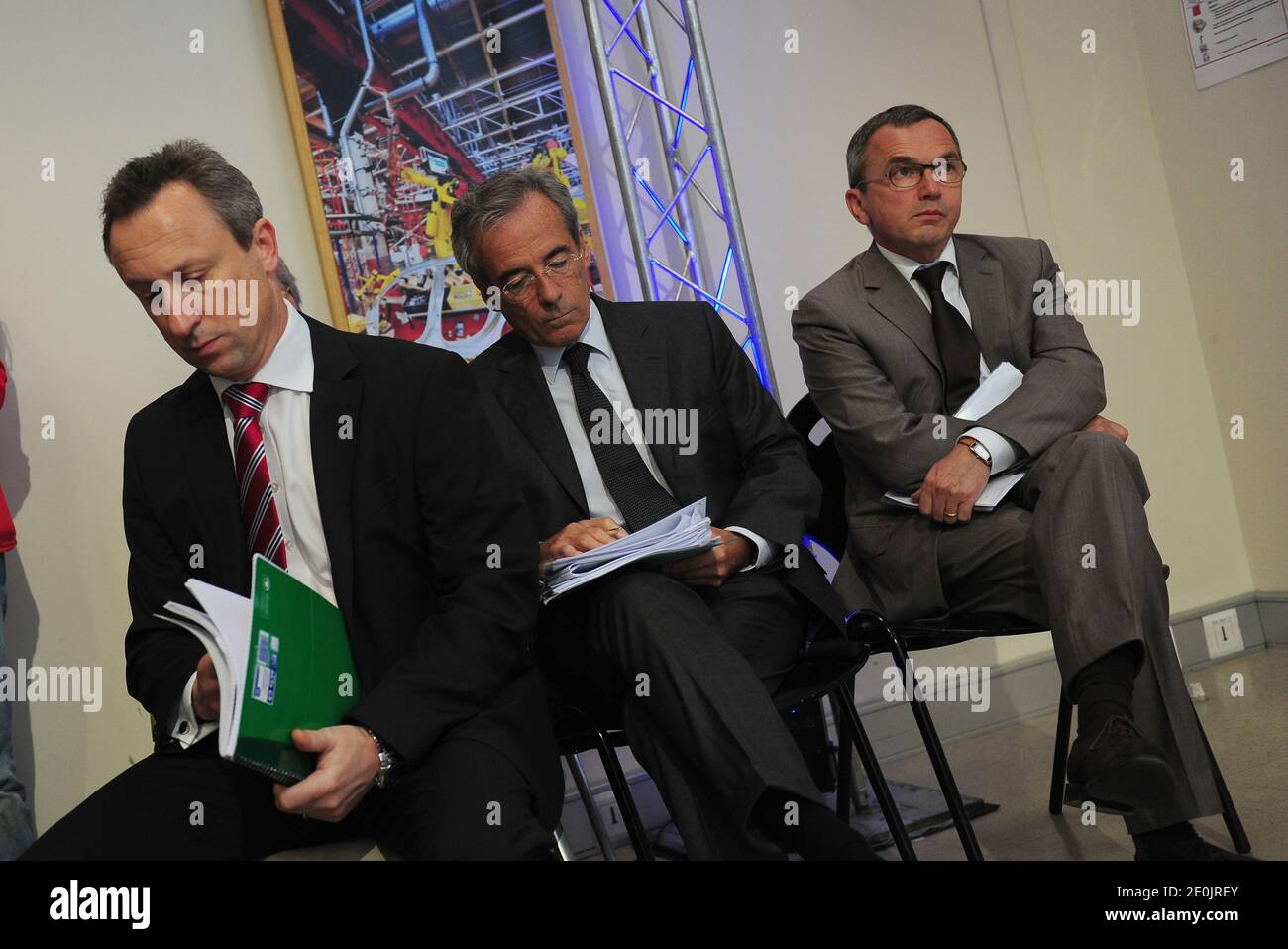 Vicepresidente esecutivo, Brands presso PSA Peugeot Citroen, Frederic Saint-Geours (C) partecipa a una conferenza stampa per annunciare il drastico piano di ristrutturazione del costruttore francese, presso la sede centrale di Peugeot S.A. a Parigi, in Francia, il 12 luglio 2012. Il piano di riduzione dei costi include la chiusura dell'iconico sito di produzione di Peugeot-Citroen ad Aulnay-sous-Bois e 8,000 tagli di posti di lavoro in Francia a seguito delle vendite di immersioni nell'Europa meridionale colpita dalla crisi. Foto di Mousse/ABACAPRESS.COM Foto Stock