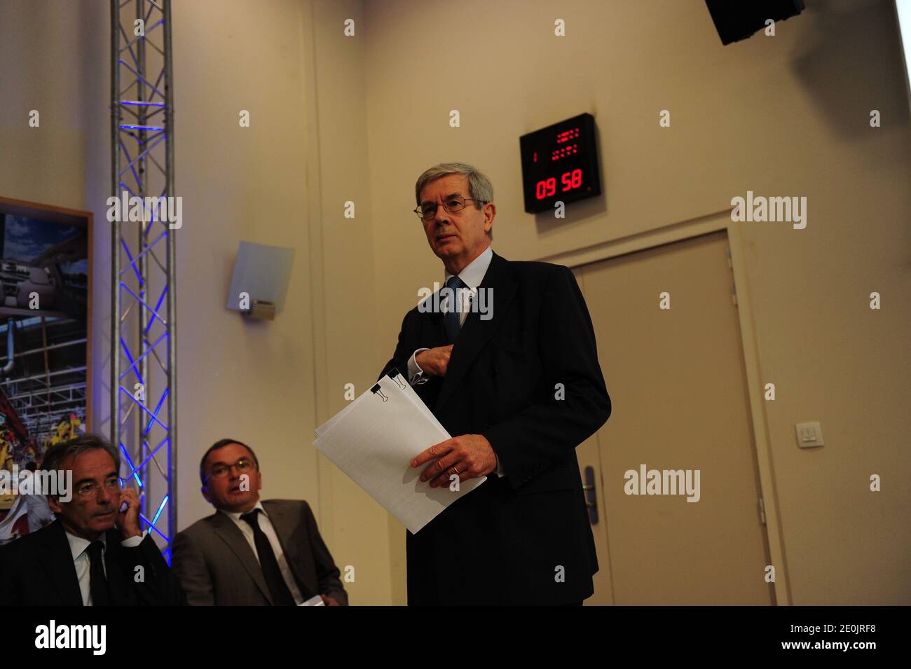 Philippe Varin, CEO di PSA Peugeot Citroen, si rivolge ai media per annunciare il drastico piano di ristrutturazione del costruttore francese, durante una conferenza stampa tenutasi presso la sede centrale di Peugeot S.A. a Parigi, in Francia, il 12 luglio 2012. Il piano di riduzione dei costi include la chiusura dell'iconico sito di produzione di Peugeot-Citroen ad Aulnay-sous-Bois e 8,000 tagli di posti di lavoro in Francia a seguito delle vendite di immersioni nell'Europa meridionale colpita dalla crisi. Foto di Mousse/ABACAPRESS.COM Foto Stock