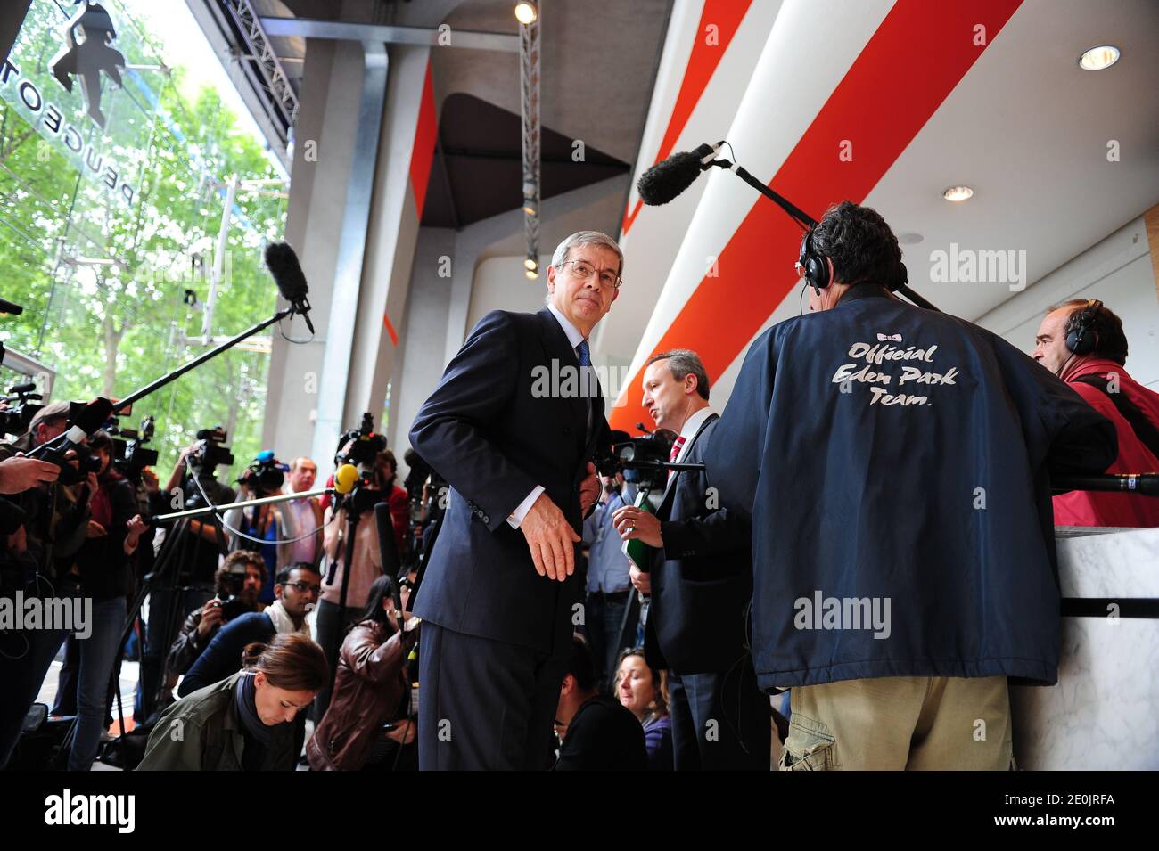 Philippe Varin, CEO di PSA Peugeot Citroen, risponde ai media dopo una conferenza stampa per annunciare il drastico piano di ristrutturazione del costruttore francese, presso la sede di Peugeot S.A. a Parigi, in Francia, il 12 luglio 2012. Il piano di riduzione dei costi include la chiusura dell'iconico sito di produzione di Peugeot-Citroen ad Aulnay-sous-Bois e 8,000 tagli di posti di lavoro in Francia a seguito delle vendite di immersioni nell'Europa meridionale colpita dalla crisi. Foto di Mousse/ABACAPRESS.COM Foto Stock