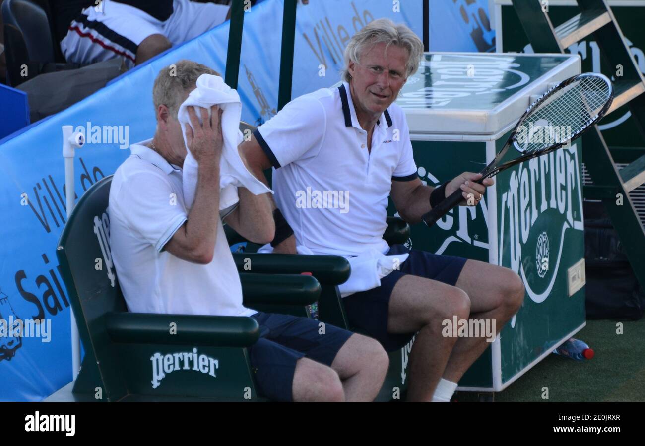 John McEnroe e Bjorn Borg partecipano al Classic Tennis Tour 2012 a  Saint-Tropez, Costa Azzurra, Francia il 12 luglio 2012. Foto di  ABACAPRESS.COM Foto stock - Alamy