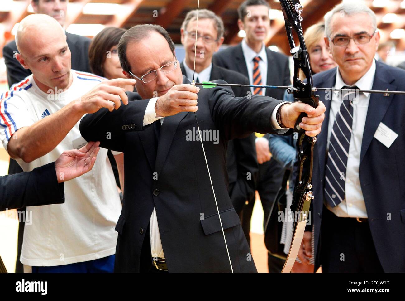 Il presidente francese Francois Hollande si prepara a sparare un bersaglio durante una visita alla sede di formazione dell'INSEP (Istituto Nazionale per lo Sport e l'Educazione fisica) a Parigi, Francia, il 16 luglio 2012. Foto di Thierry Chesnot/piscina/ABACAPRESS.COM Foto Stock