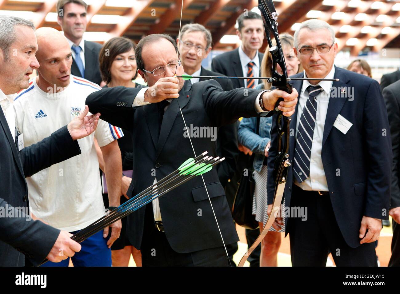 Il presidente francese Francois Hollande si prepara a sparare un bersaglio durante una visita alla sede di formazione dell'INSEP (Istituto Nazionale per lo Sport e l'Educazione fisica) a Parigi, Francia, il 16 luglio 2012. Foto di Thierry Chesnot/piscina/ABACAPRESS.COM Foto Stock