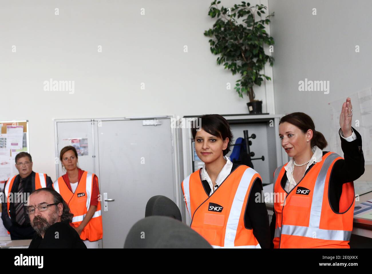 Ministro francese dei diritti della donna, Najat Vallaud-Belkacem visita il centro tecnico della SNCF, in Val d Argenteuil vicino a Parigi, Francia il 20 luglio 2012. Foto di Stephane Lemouton/ABACAPRESS.COM. Foto Stock