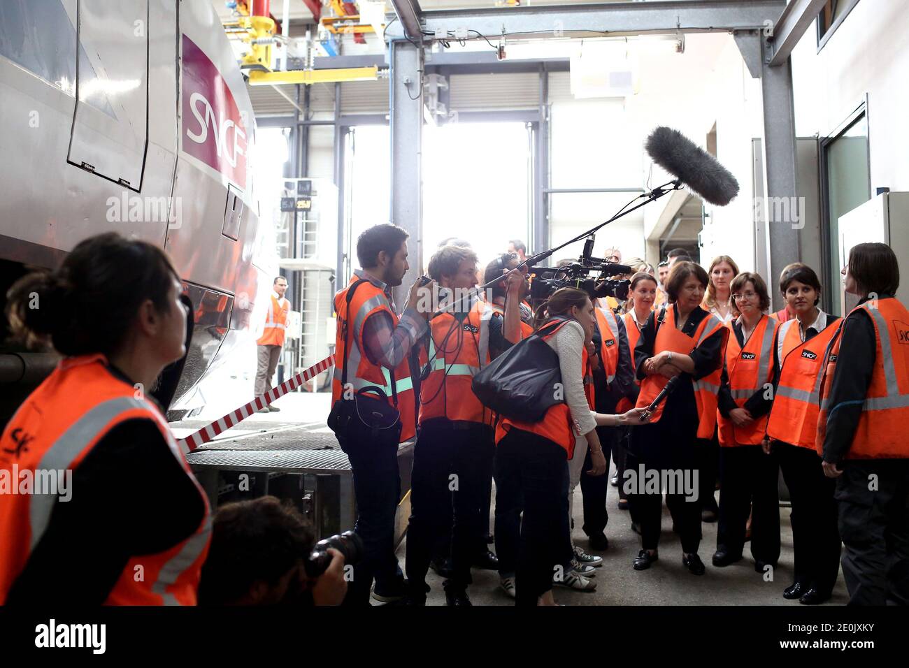 Ministro francese dei diritti della donna, Najat Vallaud-Belkacem visita il centro tecnico della SNCF, in Val d Argenteuil vicino a Parigi, Francia il 20 luglio 2012. Foto di Stephane Lemouton/ABACAPRESS.COM. Foto Stock