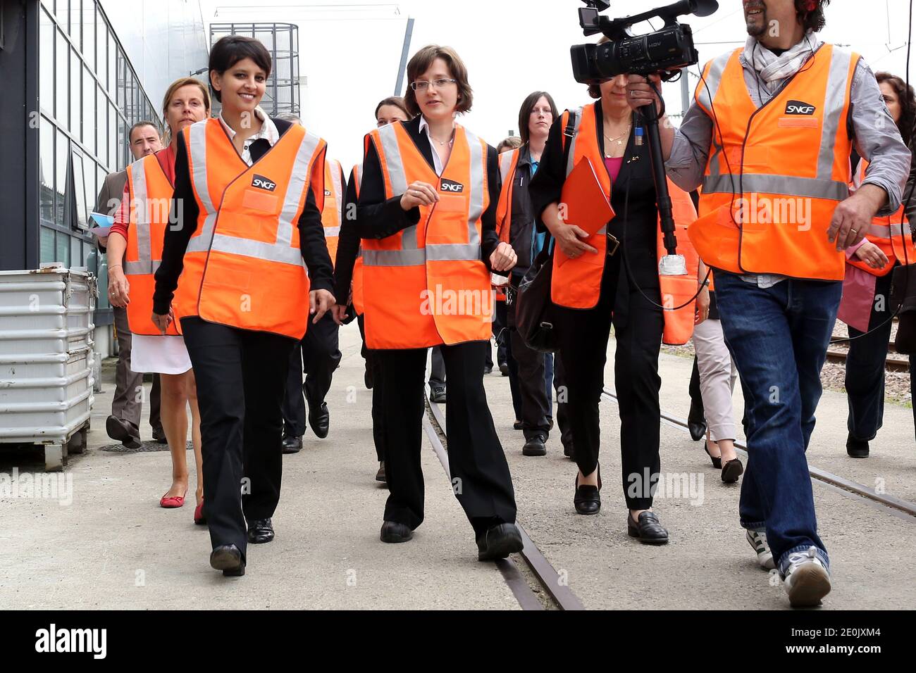 Ministro francese dei diritti della donna, Najat Vallaud-Belkacem visita il centro tecnico della SNCF, in Val d Argenteuil vicino a Parigi, Francia il 20 luglio 2012. Foto di Stephane Lemouton/ABACAPRESS.COM. Foto Stock