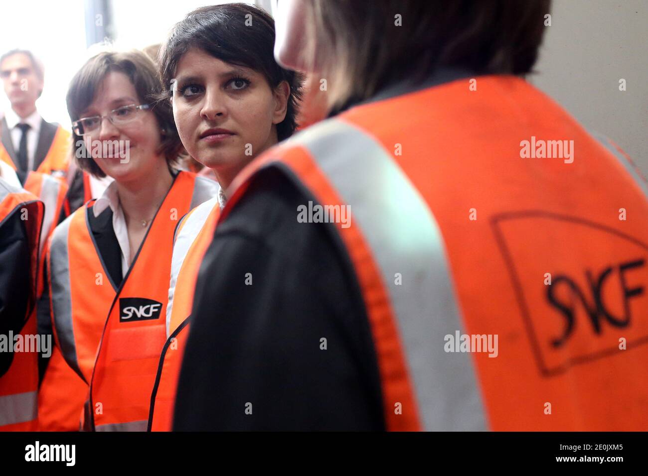 Ministro francese dei diritti della donna, Najat Vallaud-Belkacem visita il centro tecnico della SNCF, in Val d Argenteuil vicino a Parigi, Francia il 20 luglio 2012. Foto di Stephane Lemouton/ABACAPRESS.COM. Foto Stock