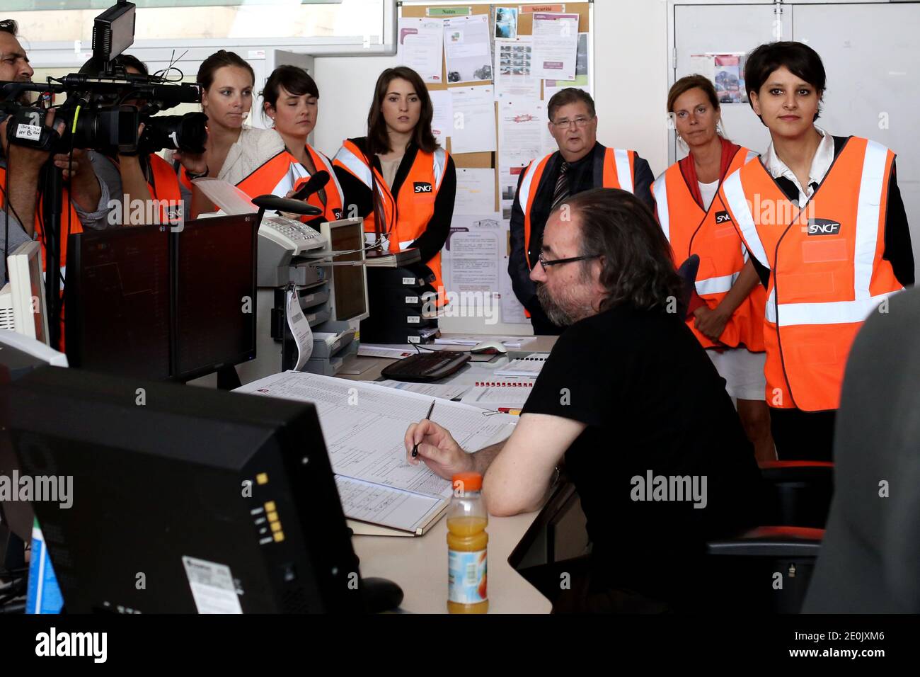 Ministro francese dei diritti della donna, Najat Vallaud-Belkacem visita il centro tecnico della SNCF, in Val d Argenteuil vicino a Parigi, Francia il 20 luglio 2012. Foto di Stephane Lemouton/ABACAPRESS.COM. Foto Stock