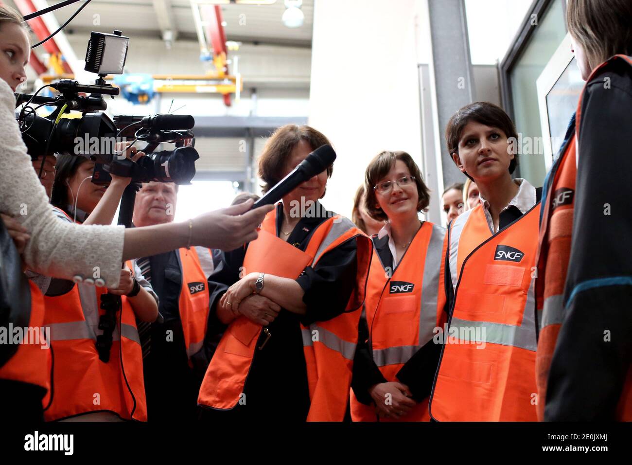 Ministro francese dei diritti della donna, Najat Vallaud-Belkacem visita il centro tecnico della SNCF, in Val d Argenteuil vicino a Parigi, Francia il 20 luglio 2012. Foto di Stephane Lemouton/ABACAPRESS.COM. Foto Stock