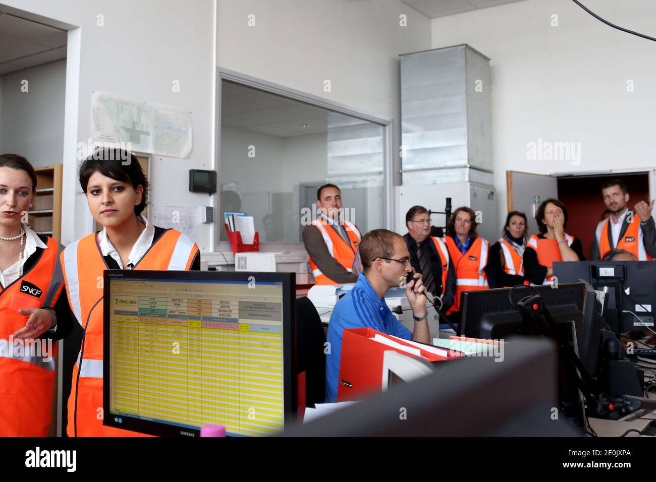 Ministro francese dei diritti della donna, Najat Vallaud-Belkacem visita il centro tecnico della SNCF, in Val d Argenteuil vicino a Parigi, Francia il 20 luglio 2012. Foto di Stephane Lemouton/ABACAPRESS.COM. Foto Stock