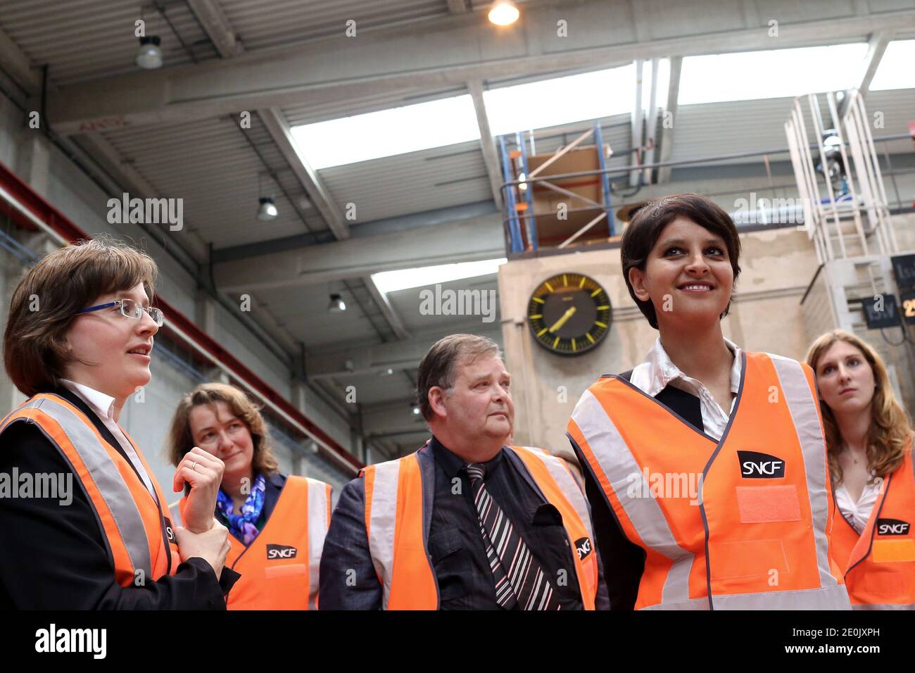 Ministro francese dei diritti della donna, Najat Vallaud-Belkacem visita il centro tecnico della SNCF, in Val d Argenteuil vicino a Parigi, Francia il 20 luglio 2012. Foto di Stephane Lemouton/ABACAPRESS.COM. Foto Stock