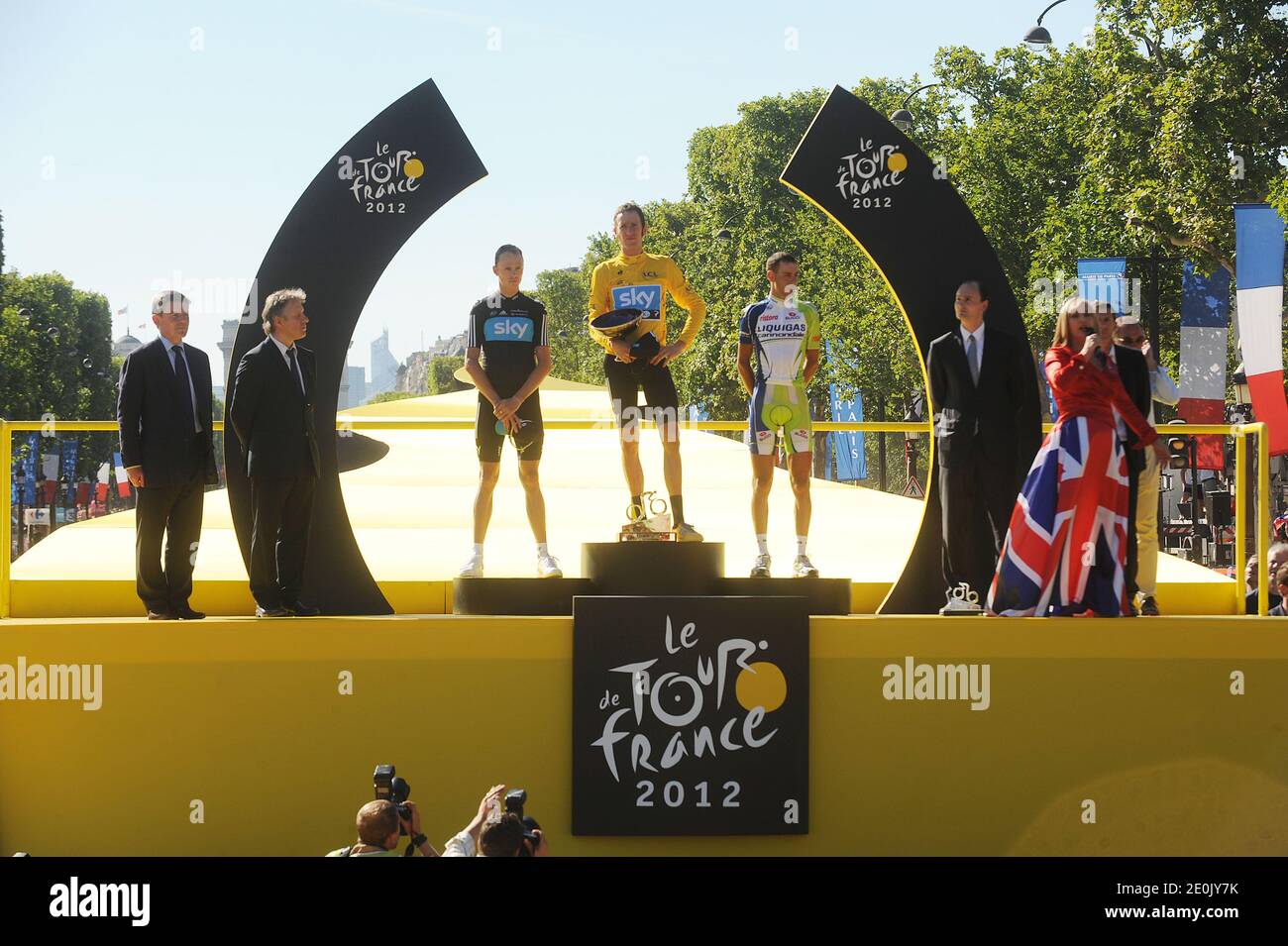 Tour de france tour vincitore bradley wiggins in maglia gialla immagini e  fotografie stock ad alta risoluzione - Alamy