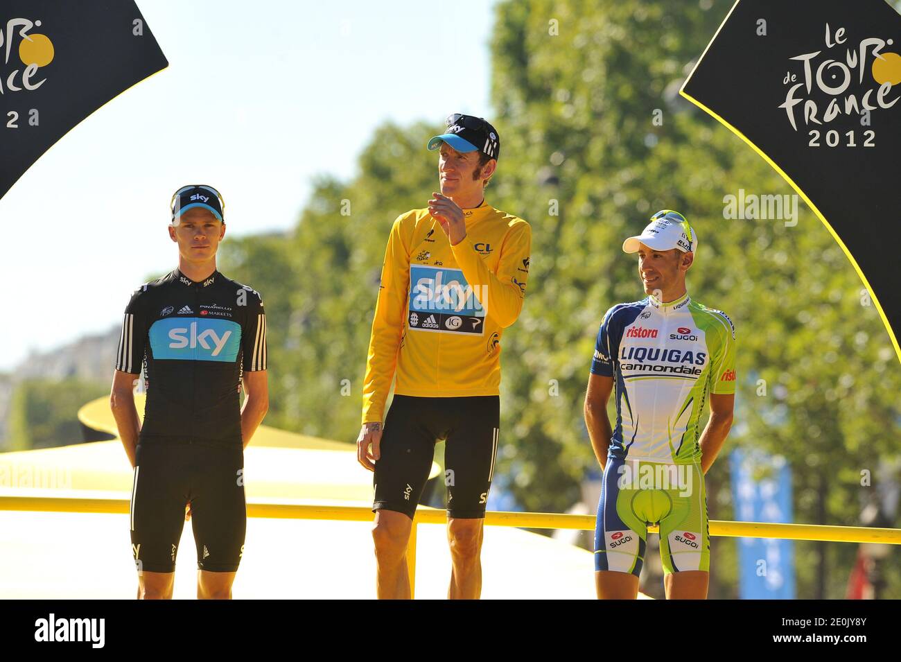 Bradley Wiggins di Gran Bretagna e SKY Procicling riceve il maillot jaune sul podio e vincendo la classifica generale dopo la ventesima e ultima tappa del Tour de France 2012, da Rambouillet agli Champs-Elysees a Parigi, Francia il 22 luglio 2012. Foto di Giancarlo Gorassini/ABACAPRESS.COM Foto Stock