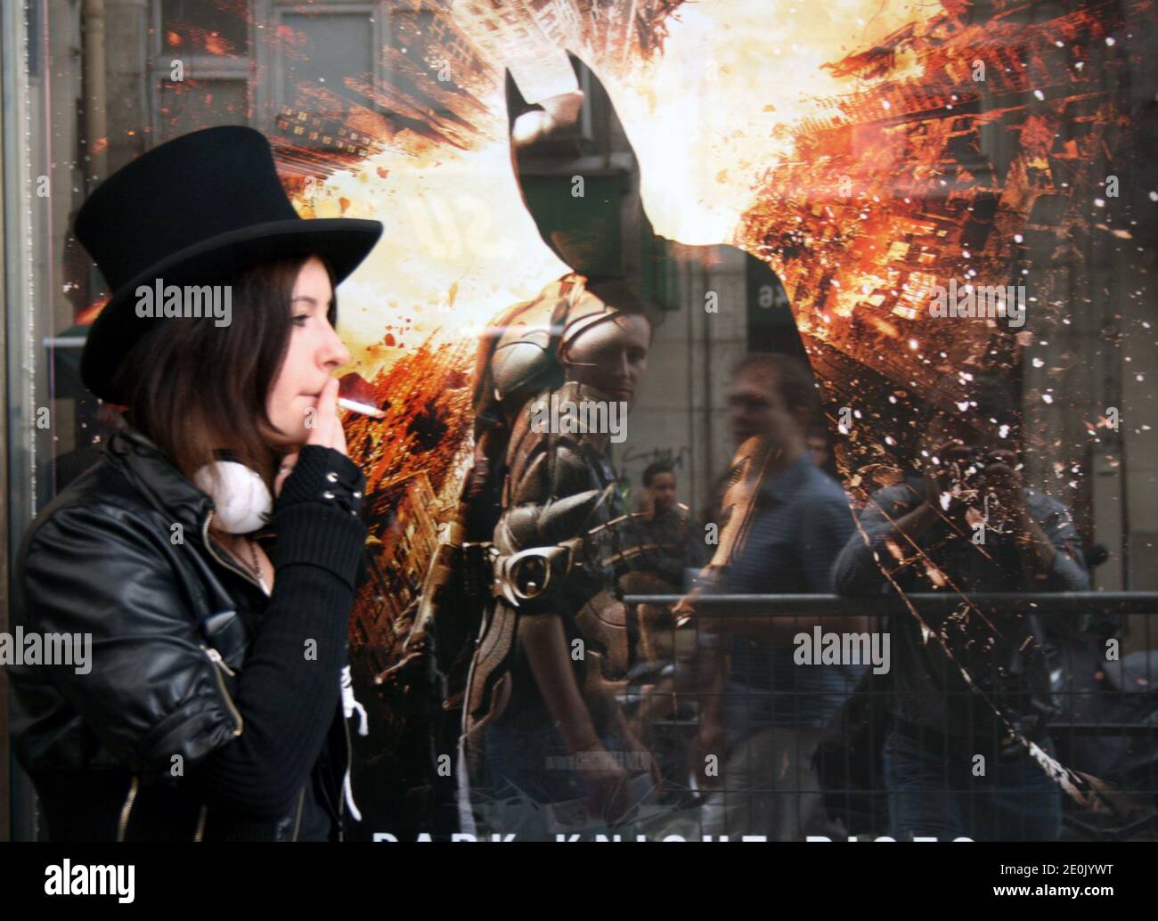 Atmosfera dell'esterno il Grand Rex, prima di aprire la notte del film di Batman il Cavaliere Oscuro sorge, a Parigi, in Francia, il 21 luglio 2012, un giorno dopo la prima "The Dark Knight Riges" al teatro Gaumont Champs-Elysees, è stato annullato dopo le riprese di Denver. Foto di Alain Apaydin/ABACAPRESS.COM Foto Stock