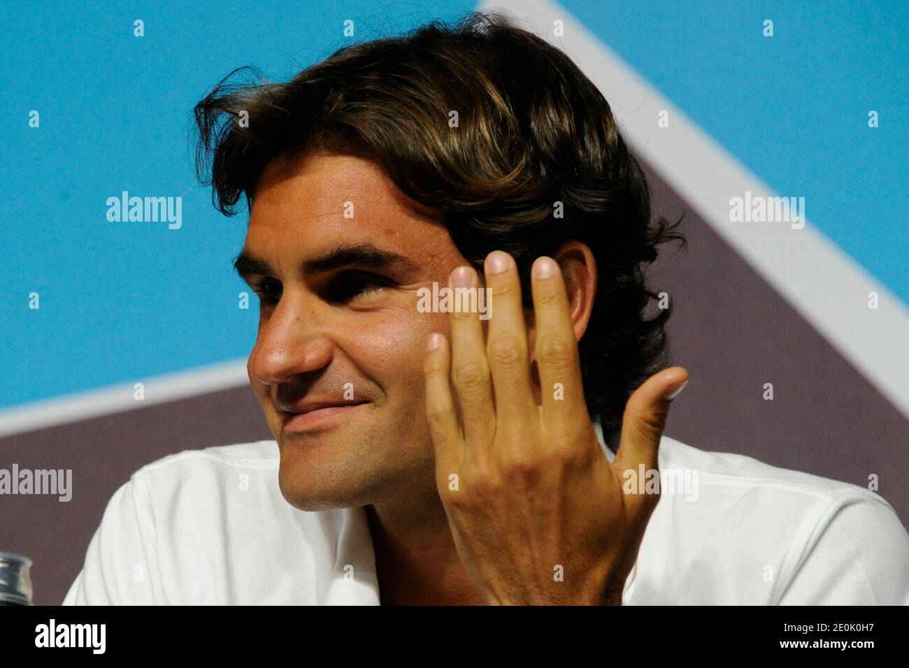 Il tennista svizzero Roger Federer parla durante una conferenza stampa presso il Main Press Center (MPC) prima dell'inizio dei Giochi Olimpici di Londra del 2012, 26 luglio 2012. Foto di Henri Szwarc/ABACAPRESS.COM Foto Stock