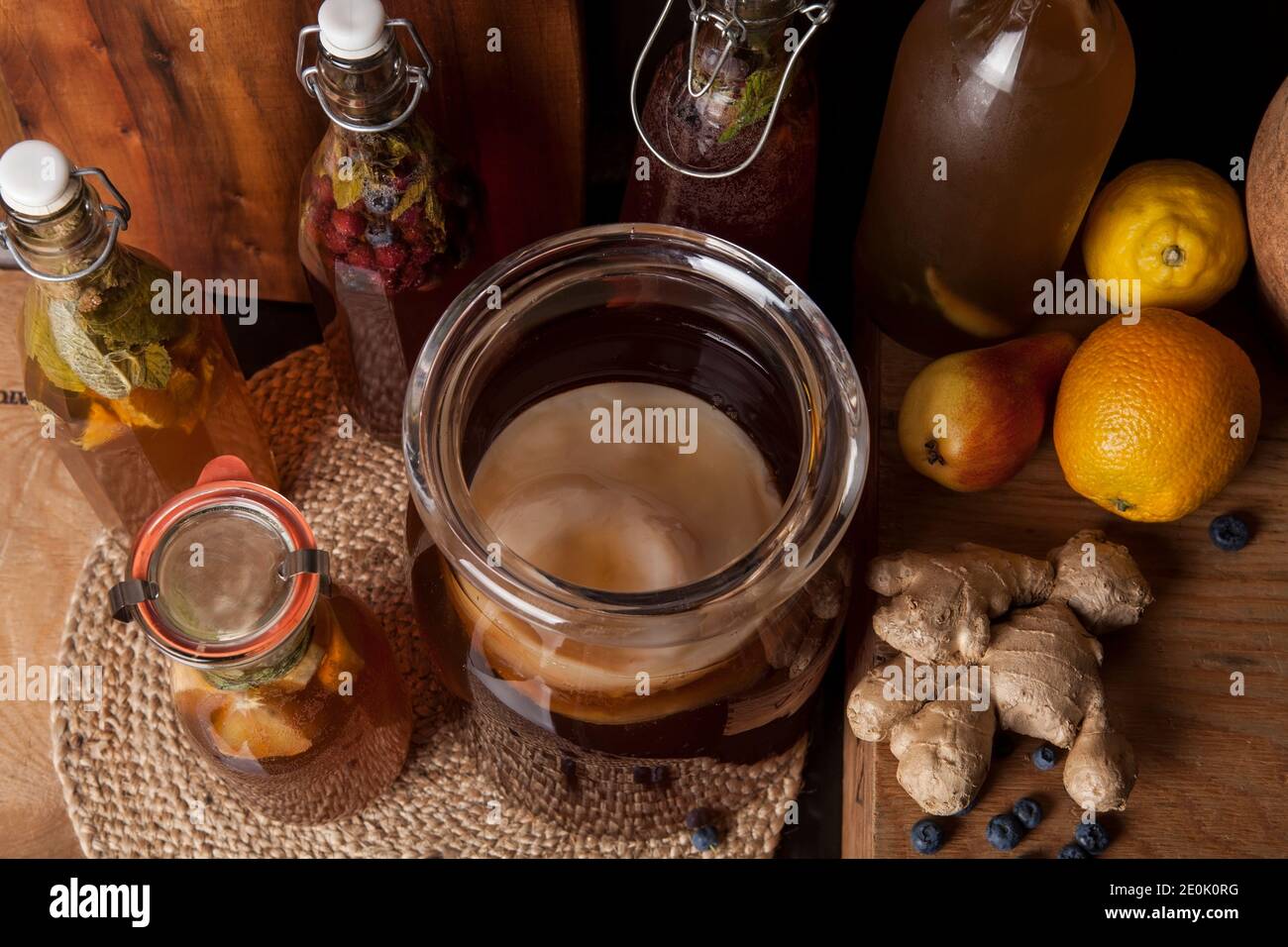 Kombucha (anche fungo del tè, fungo del tè, o fungo manchuriano) - tè alla frutta fermentato con aromi diversi. Sano probiotico naturale aromatizzato Foto Stock
