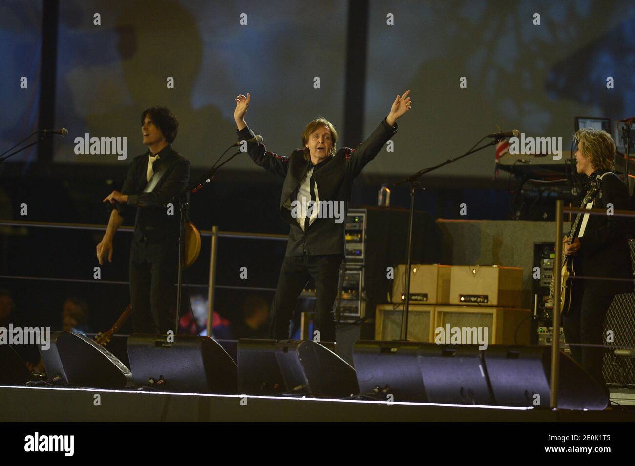 Paul McCartney si esibisce durante la cerimonia di apertura dei Giochi Olimpici di Londra 2012 a Londra, Inghilterra, il 27 luglio 2012. Foto di ABACAPRESS.COM Foto Stock