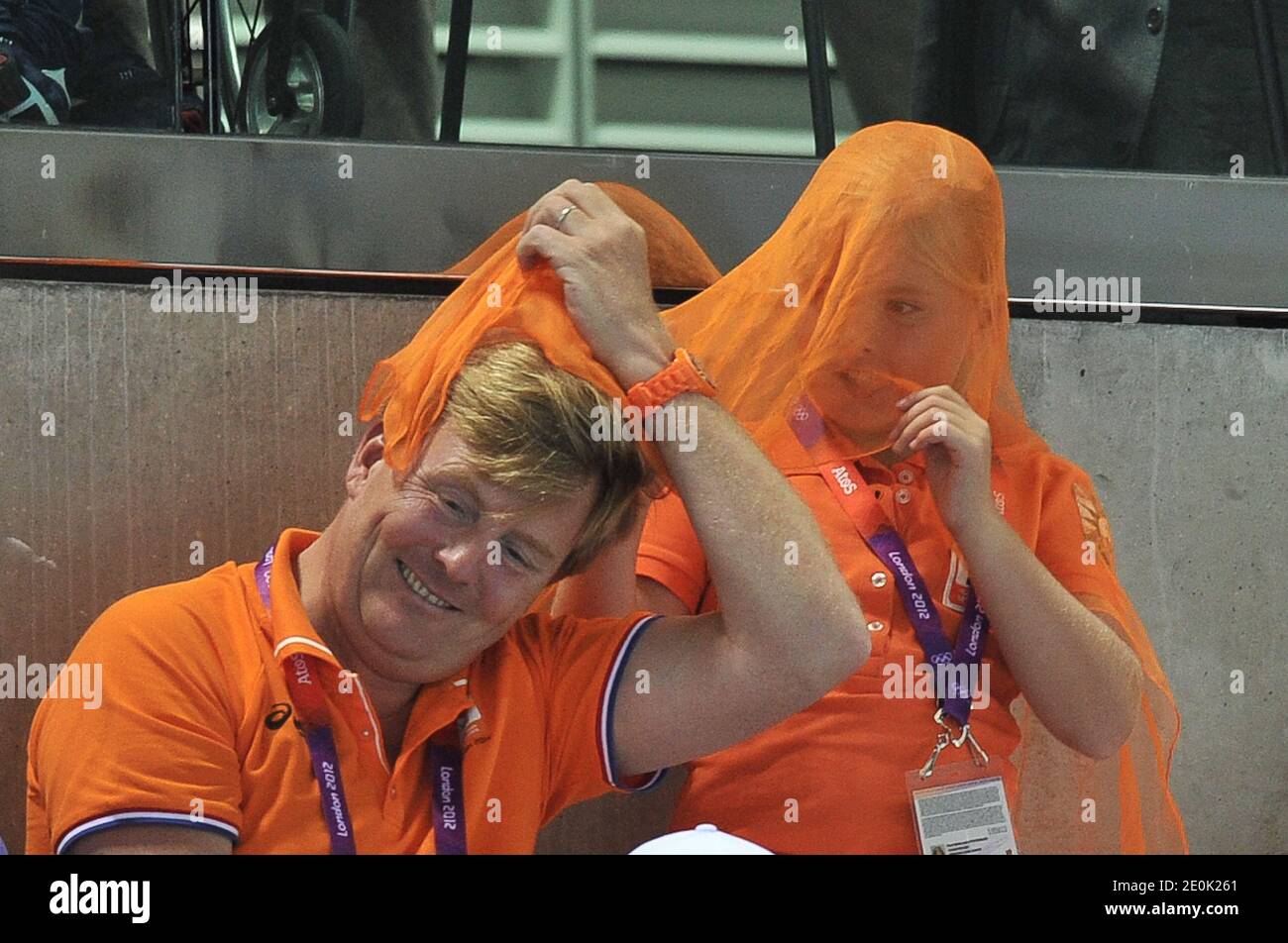 Il principe Willem-Alexander, la principessa Maxima e le loro figlie partecipano alle finali di nuoto al centro Aquatics durante le Olimpiadi di Londra del 2012 il 28 luglio 2012. Foto di Guibbaud/Gouhier/JMP/ABACAPRESS.COM? Foto Stock