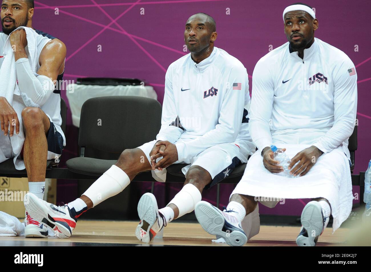 Kobe Bryant (L) e LeBron James degli Stati Uniti guardano in panchina durante il loro gruppo UN incontro preliminare, Francia contro USA il secondo giorno delle Olimpiadi di Londra 2012 a Londra, Regno Unito il 29 luglio 2012. Gli Stati Uniti hanno vinto il 98-71. Foto di ABACAPRESS.COM Foto Stock