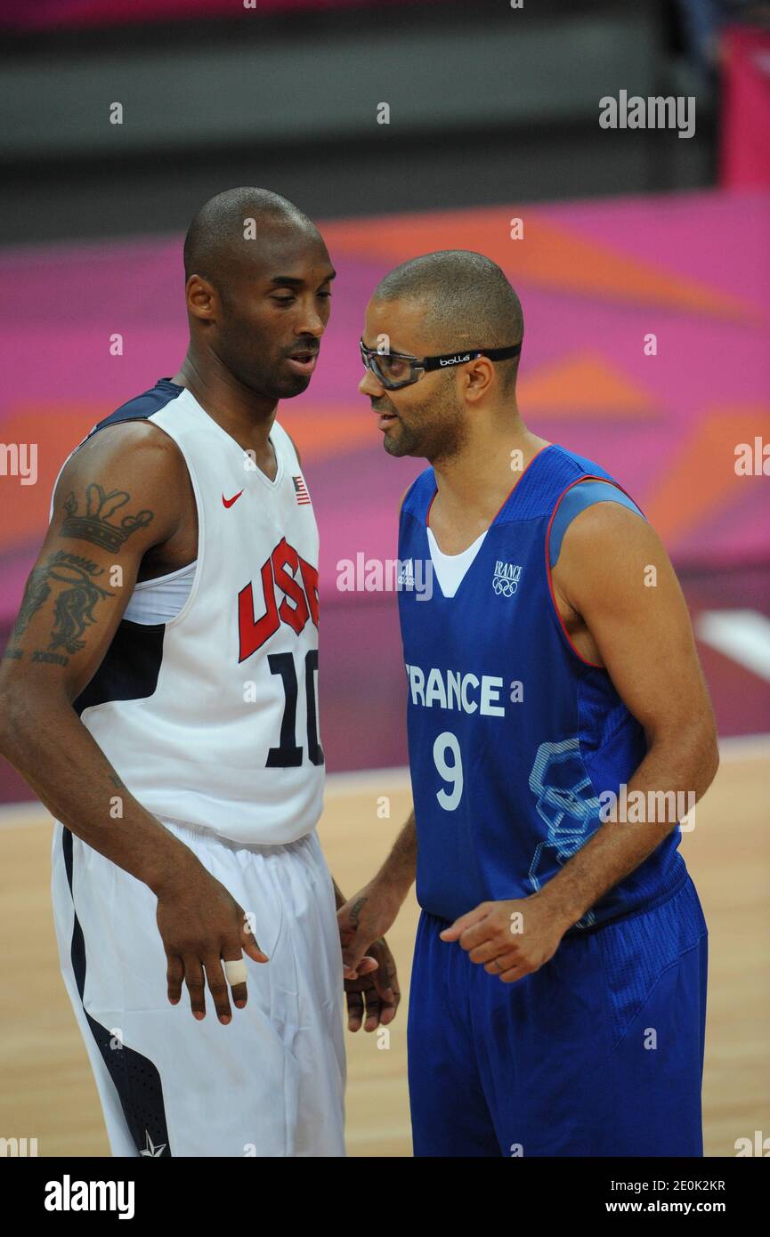 Kobe Bryant degli Stati Uniti con Tony Parker della Francia durante il loro  gruppo UNA partita preliminare, Francia contro Stati Uniti il secondo  giorno delle Olimpiadi di Londra 2012 a Londra, Regno