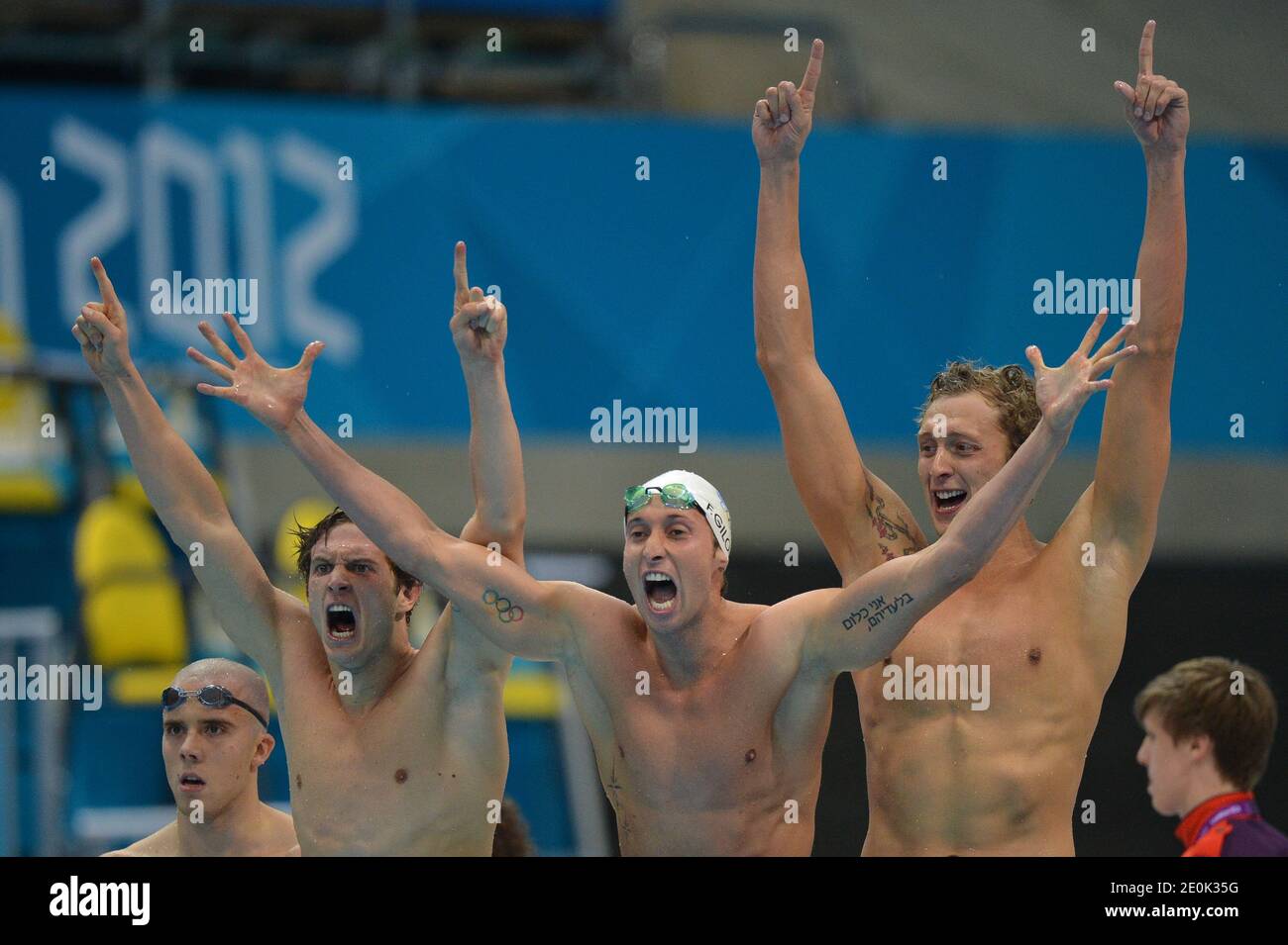 Fabien Gilot ha mostrato orgogliosamente fuori dal tatuaggio ebraico secondi dopo aver vinto la medaglia d'oro olimpica, suo padre spiega che era gesto al marito ebreo di nonna. Quando il nuotatore francese Fabien Gilot ha preso alla piscina ai Giochi Olimpici di Londra del 2012 questa settimana, una persona era nel pensiero di Gilot come mostrato dal tatuaggio sul braccio sinistro che ha letto: 'Non sono niente senza di loro', in ebraico. L'uomo dietro il tatuaggio è il marito della nonna di Gilot, Max Goldschmidt, un sopravvissuto all'Olocausto che ha assistito agli orrori di Auschwitz ed è diventato una delle persone più influenti nella vita del campione olimpico. Foto Stock