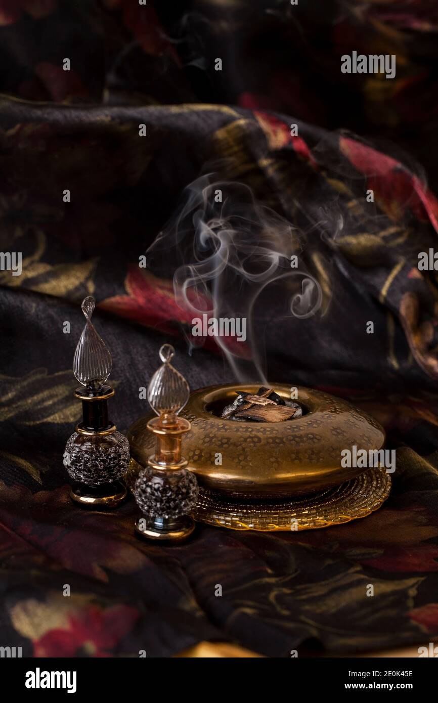 Legno di agarro, anche chiamato aloeswood, olio essenziale e incenso bruciante chips Foto Stock