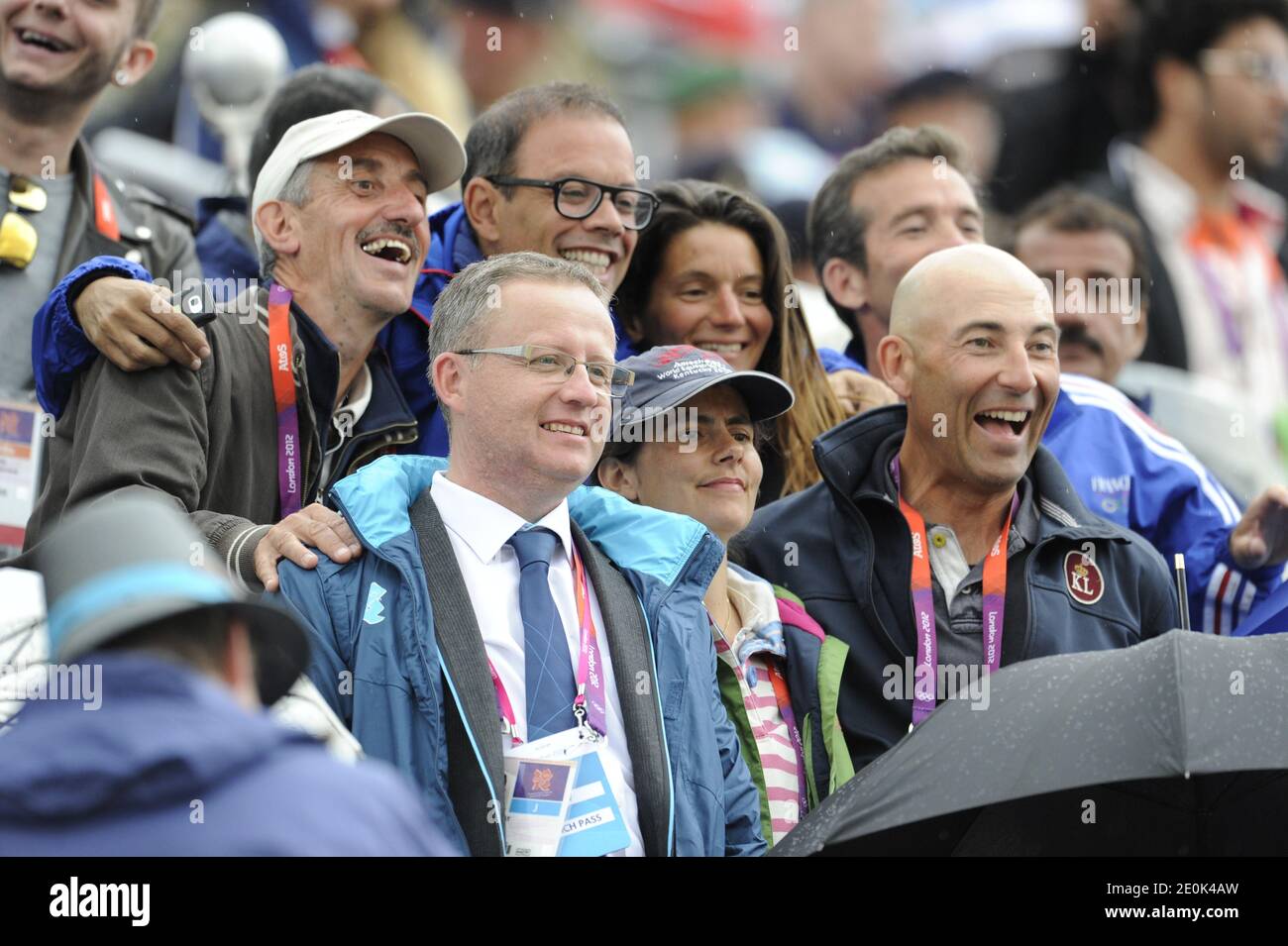 L'umorista francese Nicolas Canteloup partecipa mentre il team di Eventing della Gran Bretagna arriva a raccogliere le proprie medaglie durante la finale individuale di Eventing Jumping il quarto giorno dei Giochi Olimpici di Londra al Greenwich Park di Londra, Regno Unito, il 31 luglio 2012. Foto di Henri Swzarc/ABACAPRESS.COM Foto Stock