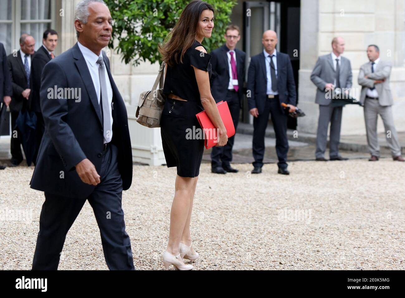 Il ministro francese della Cultura e della comunicazione, Aurele Filippetti e il ministro francese dei territori d'oltremare Victorin Lurel lasciano il Palazzo Elysee a Parigi, in Francia, il 01 agosto 2012, dopo la riunione settimanale del gabinetto. Foto di Stephane Lemouton/ABACAPRESS.COM. Foto Stock