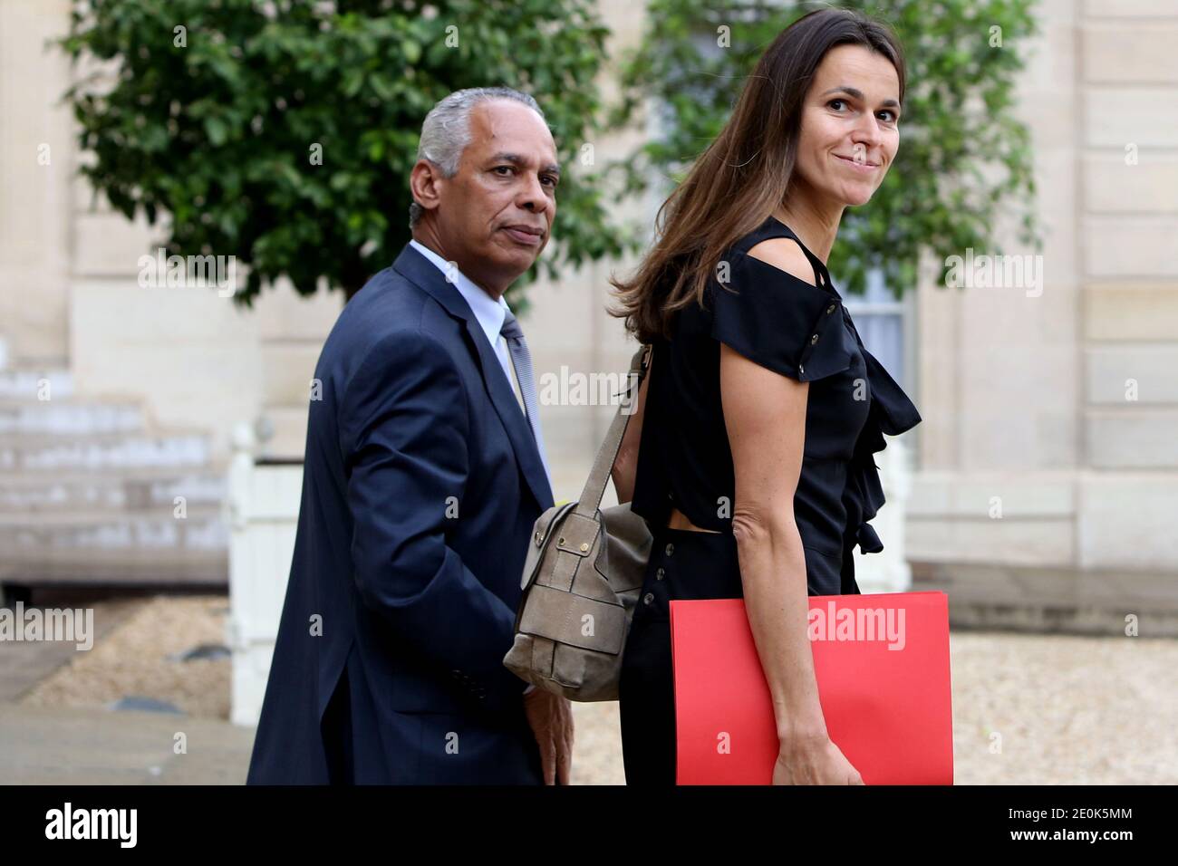 Il ministro francese della Cultura e della comunicazione, Aurele Filippetti e il ministro francese dei territori d'oltremare Victorin Lurel lasciano il Palazzo Elysee a Parigi, in Francia, il 01 agosto 2012, dopo la riunione settimanale del gabinetto. Foto di Stephane Lemouton/ABACAPRESS.COM. Foto Stock