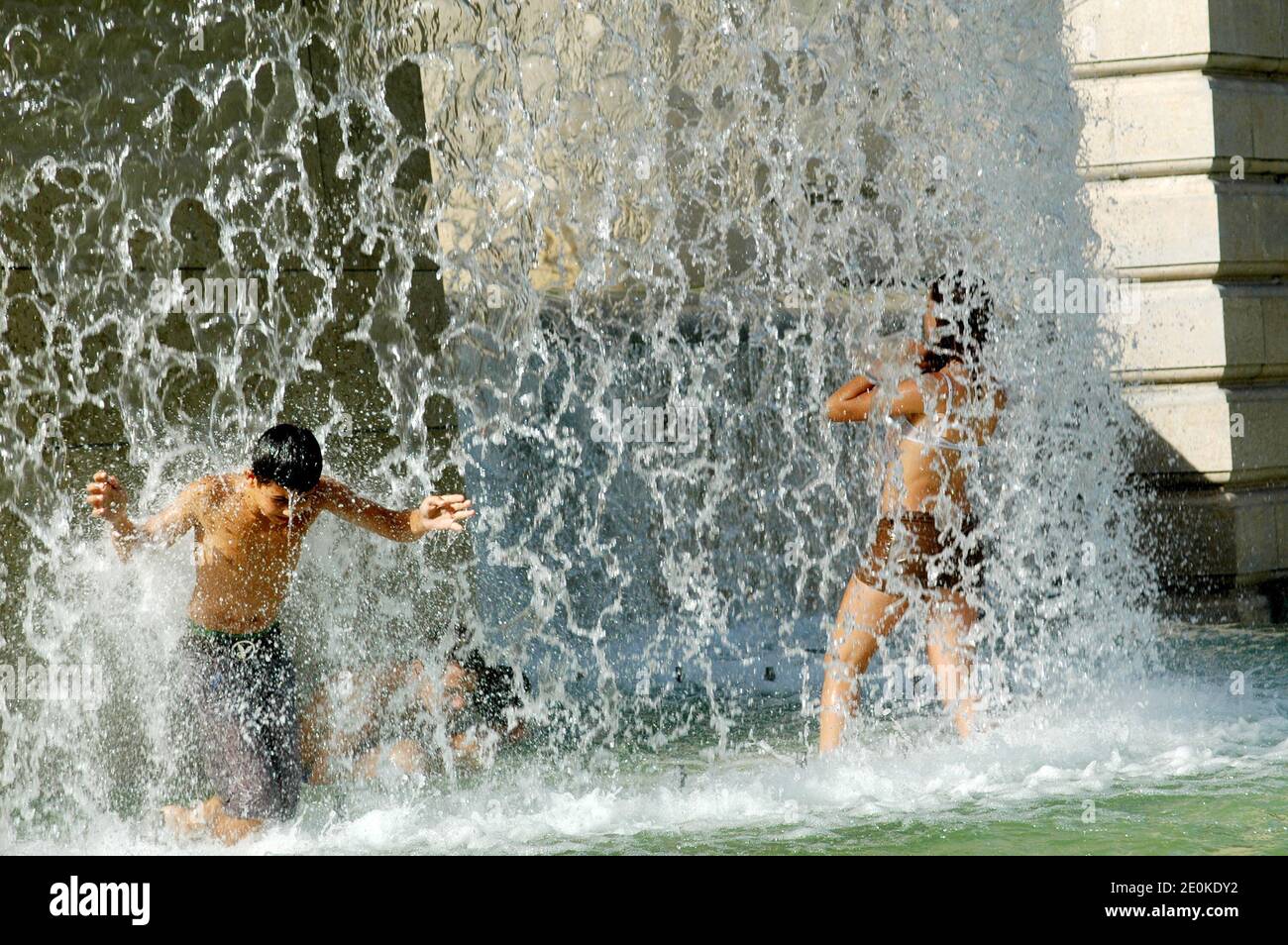 Atmosfera nei Giardini del Trocadero a Parigi, Francia, il 16 agosto 2012. Il servizio meteorologico francese Meteo France, ha messo diverse regioni meridionali sul livello di allarme delle onde di calore 2 per i prossimi due giorni. In alcune parti del paese si prevede che gli alti diurni raggiungano i 40 gradi Celsius. Foto di Alain Apaydin/ABACAPRESS.COM Foto Stock