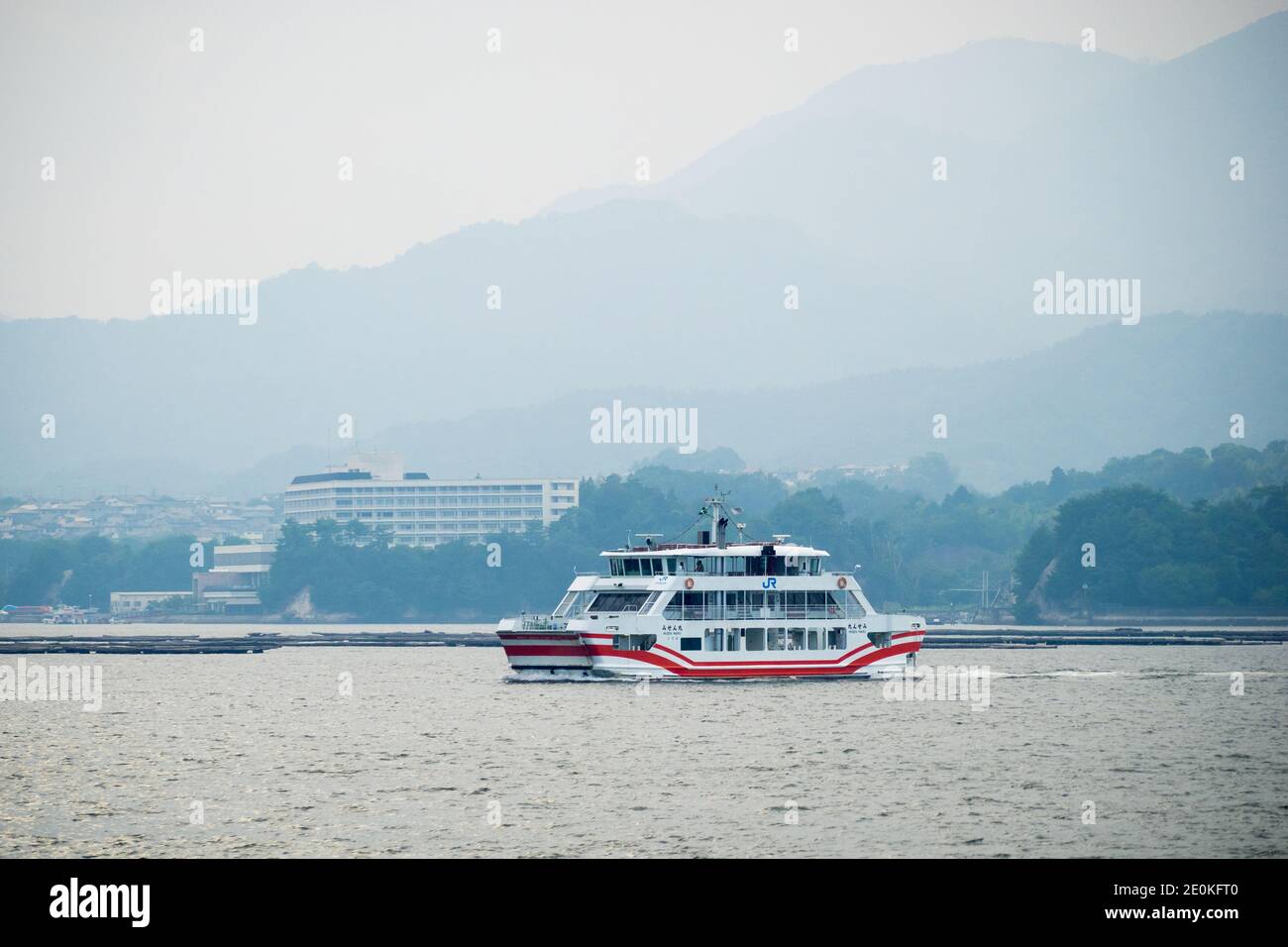 Il Misen Maru, un traghetto JR West Miyajima che corre tra Miyajima-guchi e Miyajima (Itsukushima), Prefettura di Hiroshima, Giappone. Foto Stock